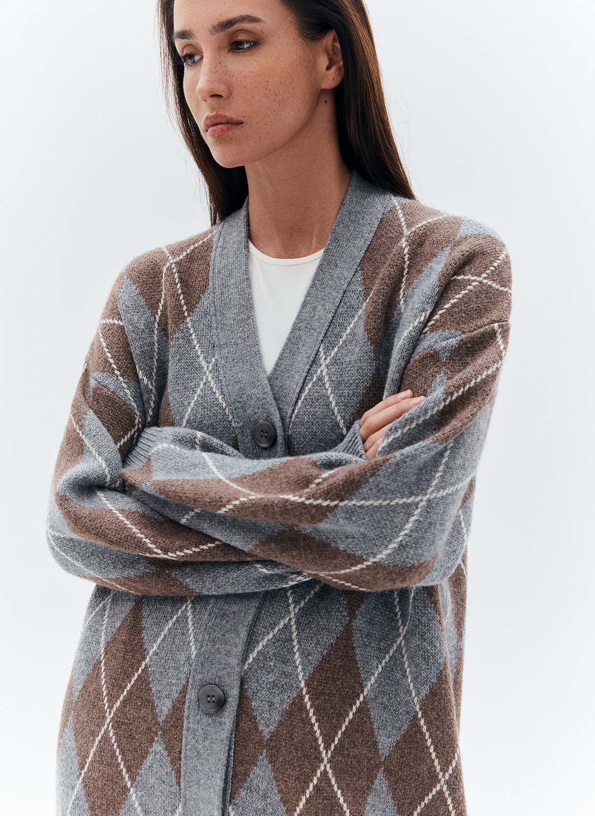 


Трендовый кардиган в духе стиля преппи одна из звёздочек этого дропа. Лёгкий оверсайз, увеличенная длина изделия и две актуальные расцветки зелёный и серо-бежевый ромб в перекрёстную белую полоску позволяют создавать совершенно разные образы. Днём носим его с джинсами и водолазкой, а вечером с шёлковой комбинацией или с плиссированной юбкой мини.