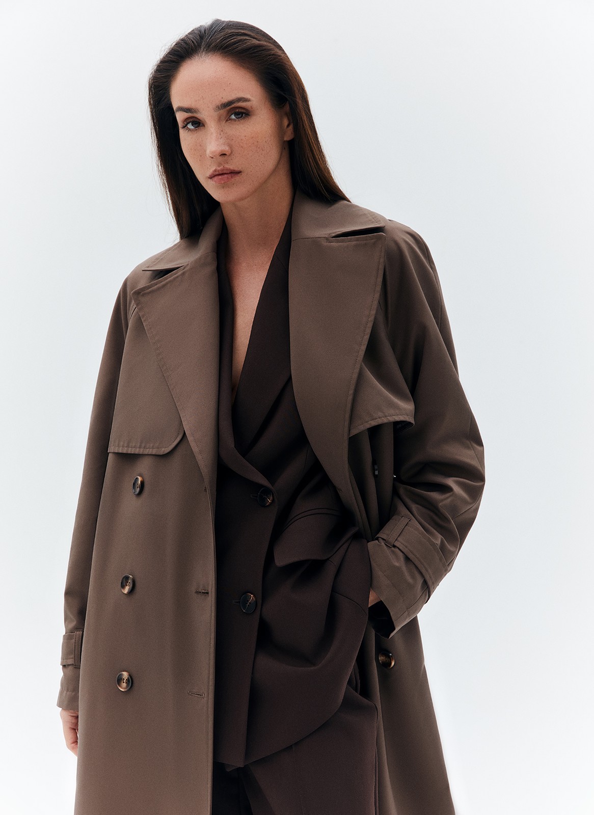 Тренч, цвет: шоколадный Allweneed
Плащ двубортного кроя с застёжкой на крупные контрастные пуговицы. Отлетная кокетка, А-силуэт, манжеты для фиксации рукава и длинный пояс на талии добавляют образу лёгкости, а цветовая гамма создаёт поистине весеннее настроение. Мы любим плащ за то, что с ним можно составлять женственные образы в духе француженок.