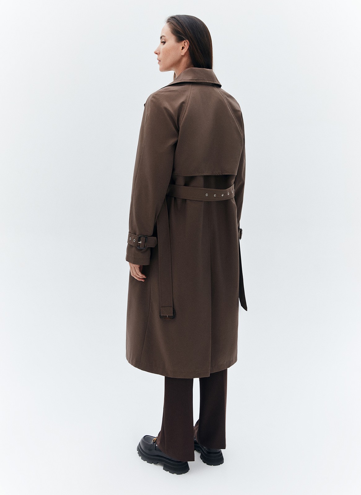 Тренч, цвет: шоколадный Allweneed
Плащ двубортного кроя с застёжкой на крупные контрастные пуговицы. Отлетная кокетка, А-силуэт, манжеты для фиксации рукава и длинный пояс на талии добавляют образу лёгкости, а цветовая гамма создаёт поистине весеннее настроение. Мы любим плащ за то, что с ним можно составлять женственные образы в духе француженок.
