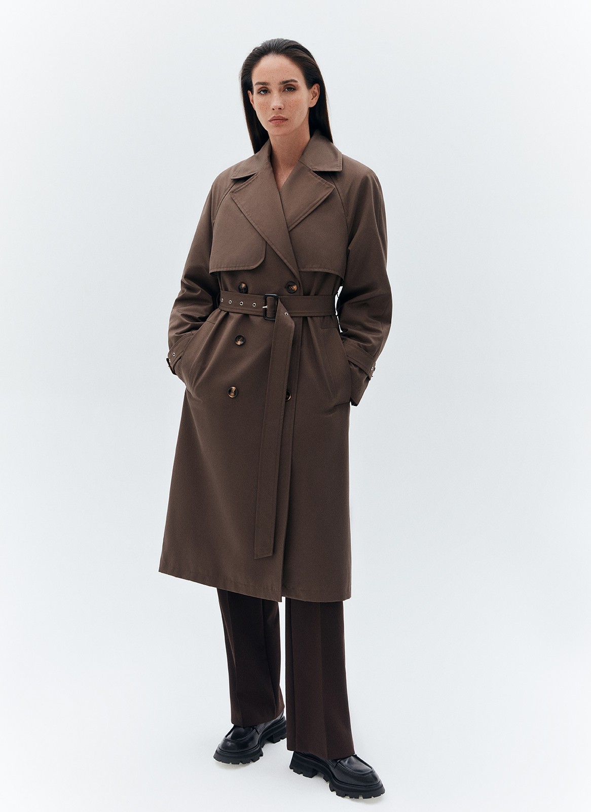 Тренч, цвет: шоколадный Allweneed
Плащ двубортного кроя с застёжкой на крупные контрастные пуговицы. Отлетная кокетка, А-силуэт, манжеты для фиксации рукава и длинный пояс на талии добавляют образу лёгкости, а цветовая гамма создаёт поистине весеннее настроение. Мы любим плащ за то, что с ним можно составлять женственные образы в духе француженок.