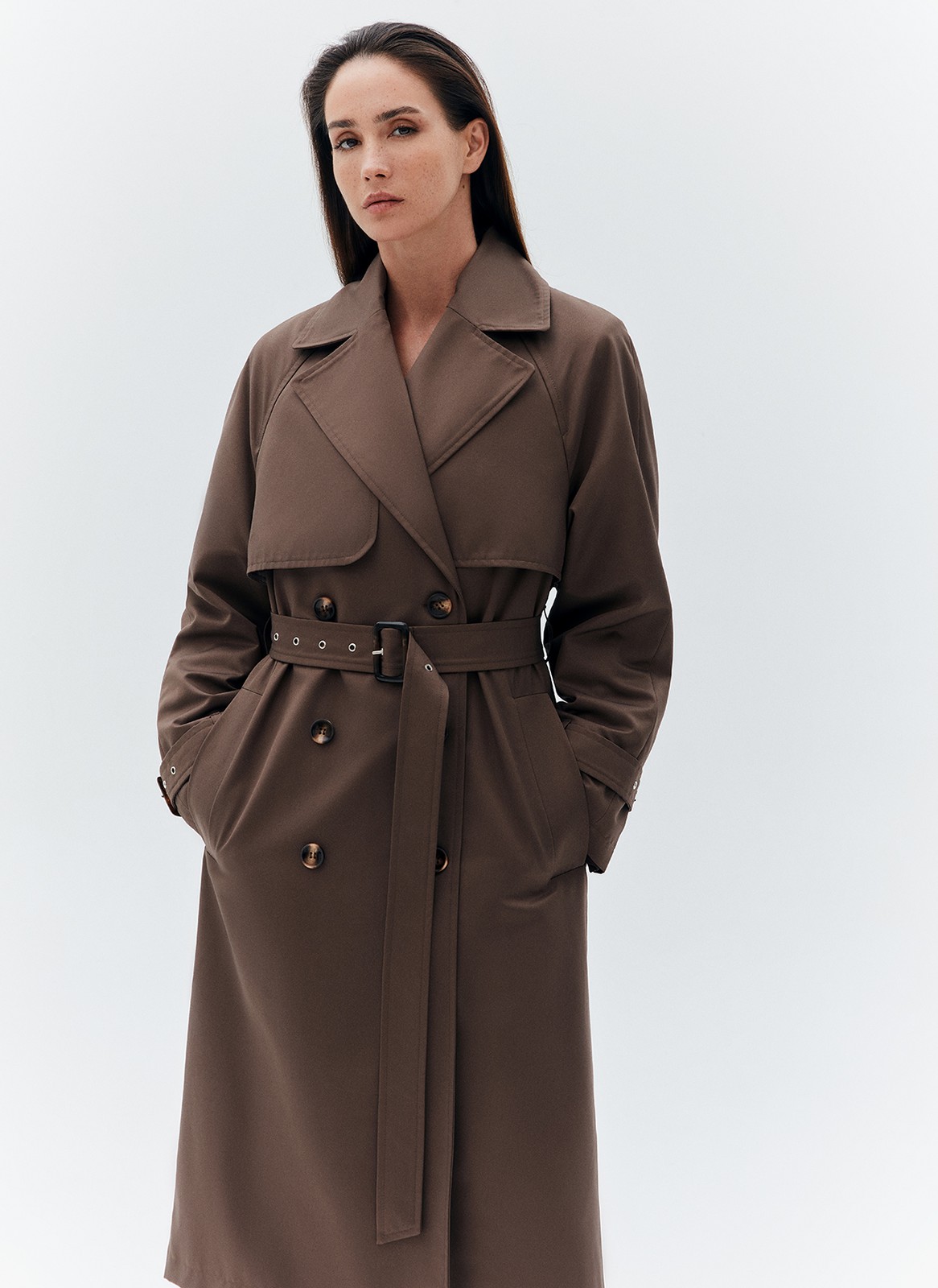 Тренч, цвет: шоколадный Allweneed
Плащ двубортного кроя с застёжкой на крупные контрастные пуговицы. Отлетная кокетка, А-силуэт, манжеты для фиксации рукава и длинный пояс на талии добавляют образу лёгкости, а цветовая гамма создаёт поистине весеннее настроение. Мы любим плащ за то, что с ним можно составлять женственные образы в духе француженок.