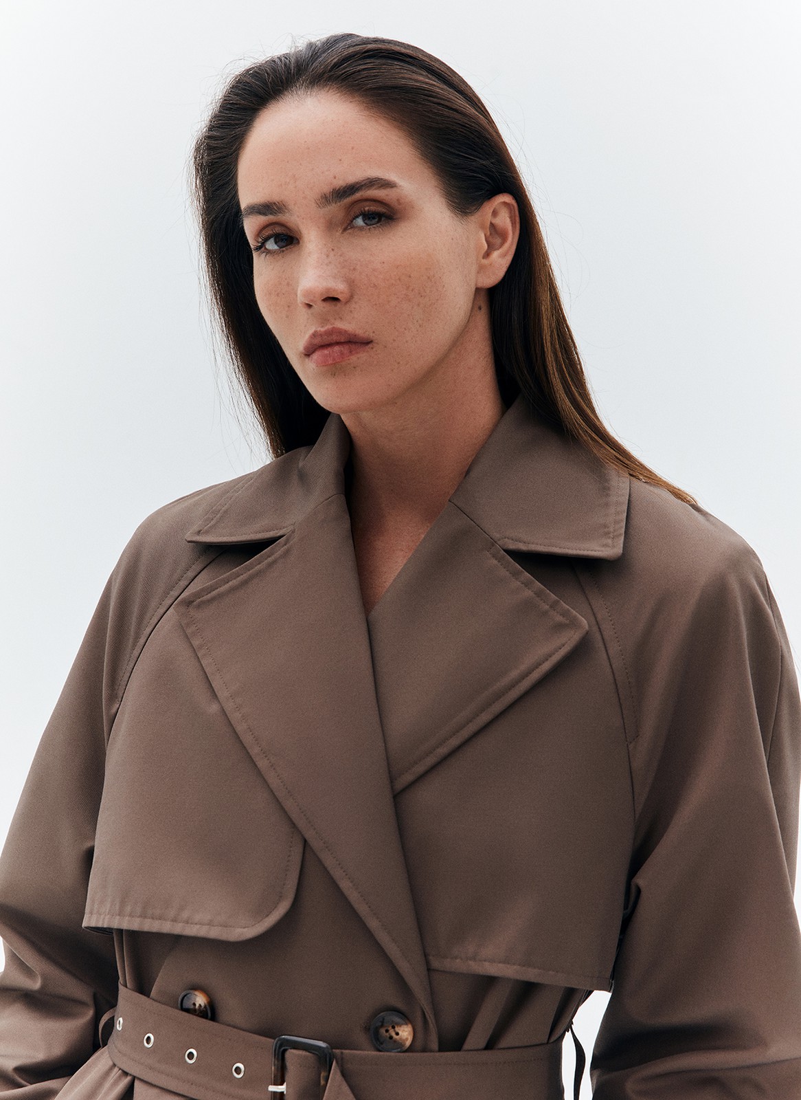 Тренч, цвет: шоколадный Allweneed
Плащ двубортного кроя с застёжкой на крупные контрастные пуговицы. Отлетная кокетка, А-силуэт, манжеты для фиксации рукава и длинный пояс на талии добавляют образу лёгкости, а цветовая гамма создаёт поистине весеннее настроение. Мы любим плащ за то, что с ним можно составлять женственные образы в духе француженок.