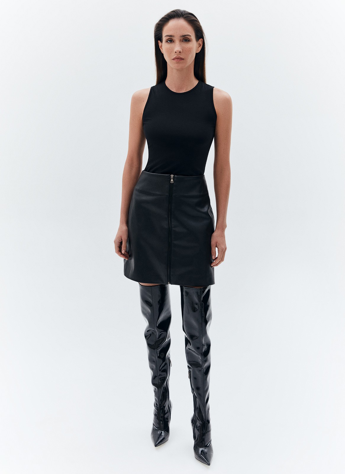 


Топ из тонкой и струящейся ткани с актуальным вырезом халтер. Силуэт напоминает трапецию. Топ двойной, на подкладочной ткани, что делает его более плотным и менее прозрачным. Вы можете носить его с любимыми джинсами или с брюками и юбками для вечерних образов.