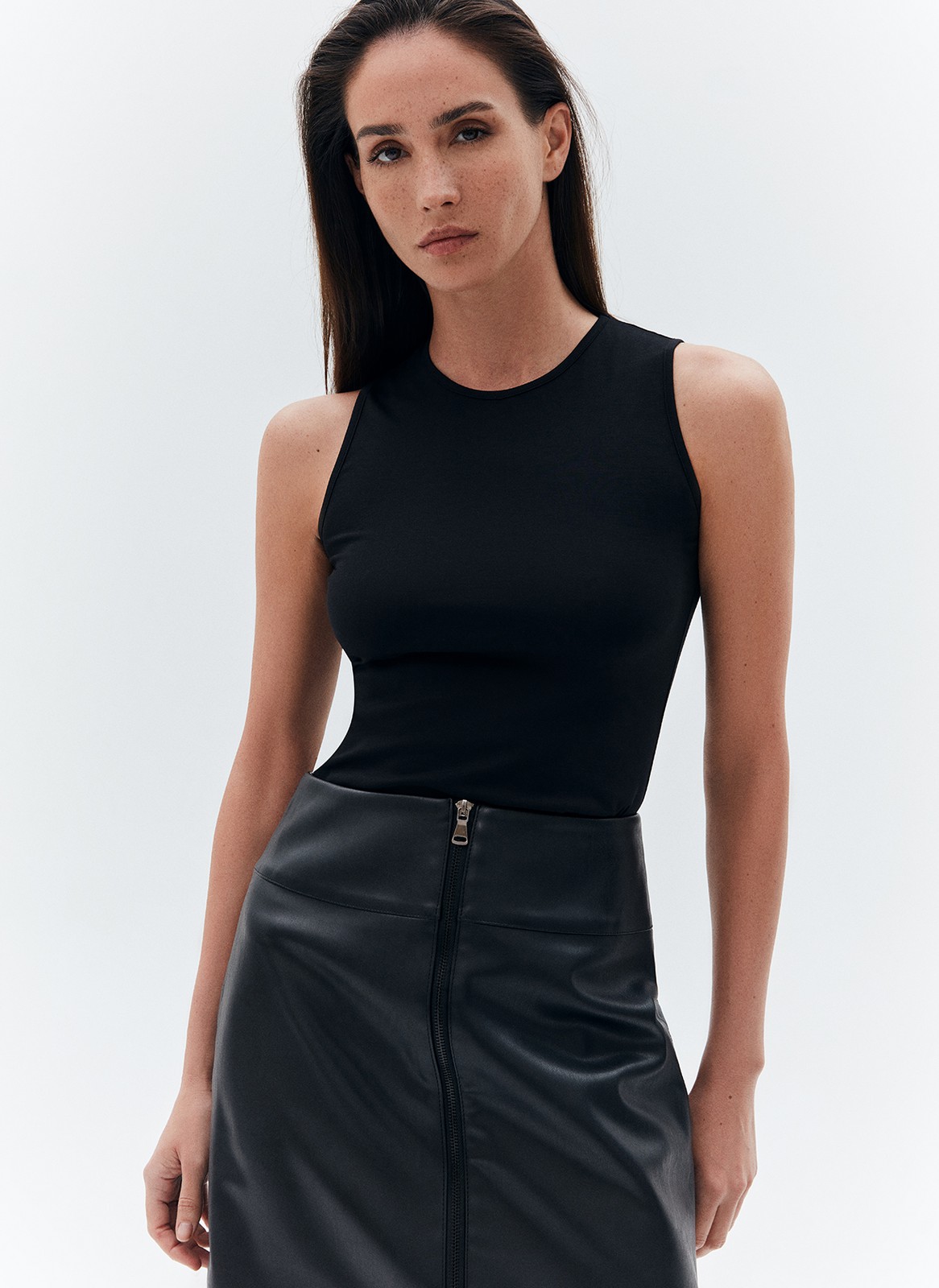 


Топ из тонкой и струящейся ткани с актуальным вырезом халтер. Силуэт напоминает трапецию. Топ двойной, на подкладочной ткани, что делает его более плотным и менее прозрачным. Вы можете носить его с любимыми джинсами или с брюками и юбками для вечерних образов.