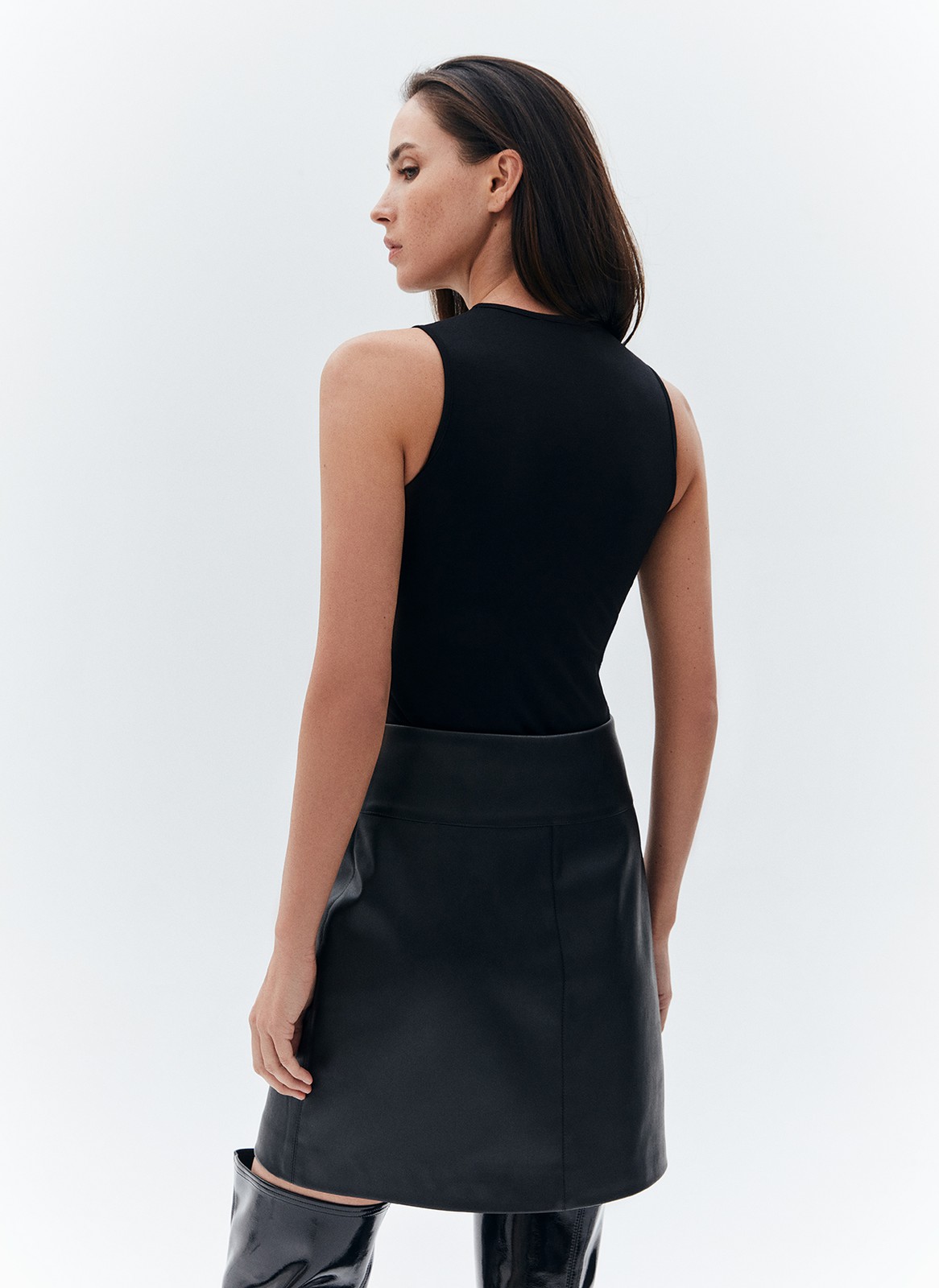 


Топ из тонкой и струящейся ткани с актуальным вырезом халтер. Силуэт напоминает трапецию. Топ двойной, на подкладочной ткани, что делает его более плотным и менее прозрачным. Вы можете носить его с любимыми джинсами или с брюками и юбками для вечерних образов.