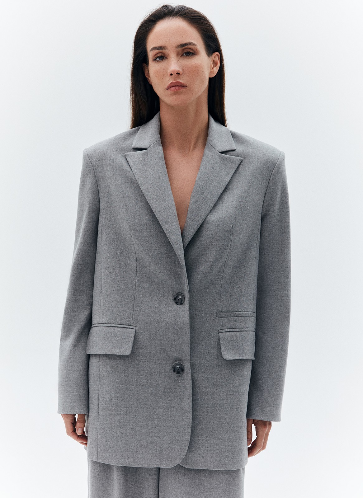 Жакет однобортный oversize, цвет: серый Allweneed
Жакет с объёмной линией плеча. Шлица на спинке для декора и комфорта (не забудьте её разрезать). Мы создали слегка удлинённую модель свободного кроя, с небольшим прилеганием по талии, которая подходит девушкам разного роста. Изделие имеет карманы с клапаном, бочком, а также вытачкой на полочке и декоративной листочкой выше груди. Приятная костюмная ткань деликатно блестит и хорошо держит форму. В этом сезоне цвет играет для нас важное значение и отражает плавное погружение в весенний период. Два базовых оттенка и один акцентный изящный изумрудный.