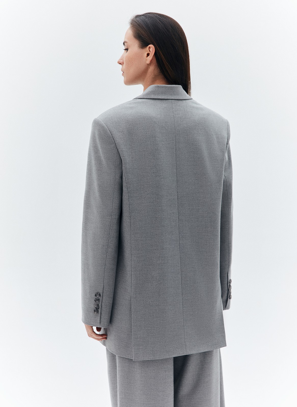 Жакет однобортный oversize, цвет: серый Allweneed
Жакет с объёмной линией плеча. Шлица на спинке для декора и комфорта (не забудьте её разрезать). Мы создали слегка удлинённую модель свободного кроя, с небольшим прилеганием по талии, которая подходит девушкам разного роста. Изделие имеет карманы с клапаном, бочком, а также вытачкой на полочке и декоративной листочкой выше груди. Приятная костюмная ткань деликатно блестит и хорошо держит форму. В этом сезоне цвет играет для нас важное значение и отражает плавное погружение в весенний период. Два базовых оттенка и один акцентный изящный изумрудный.