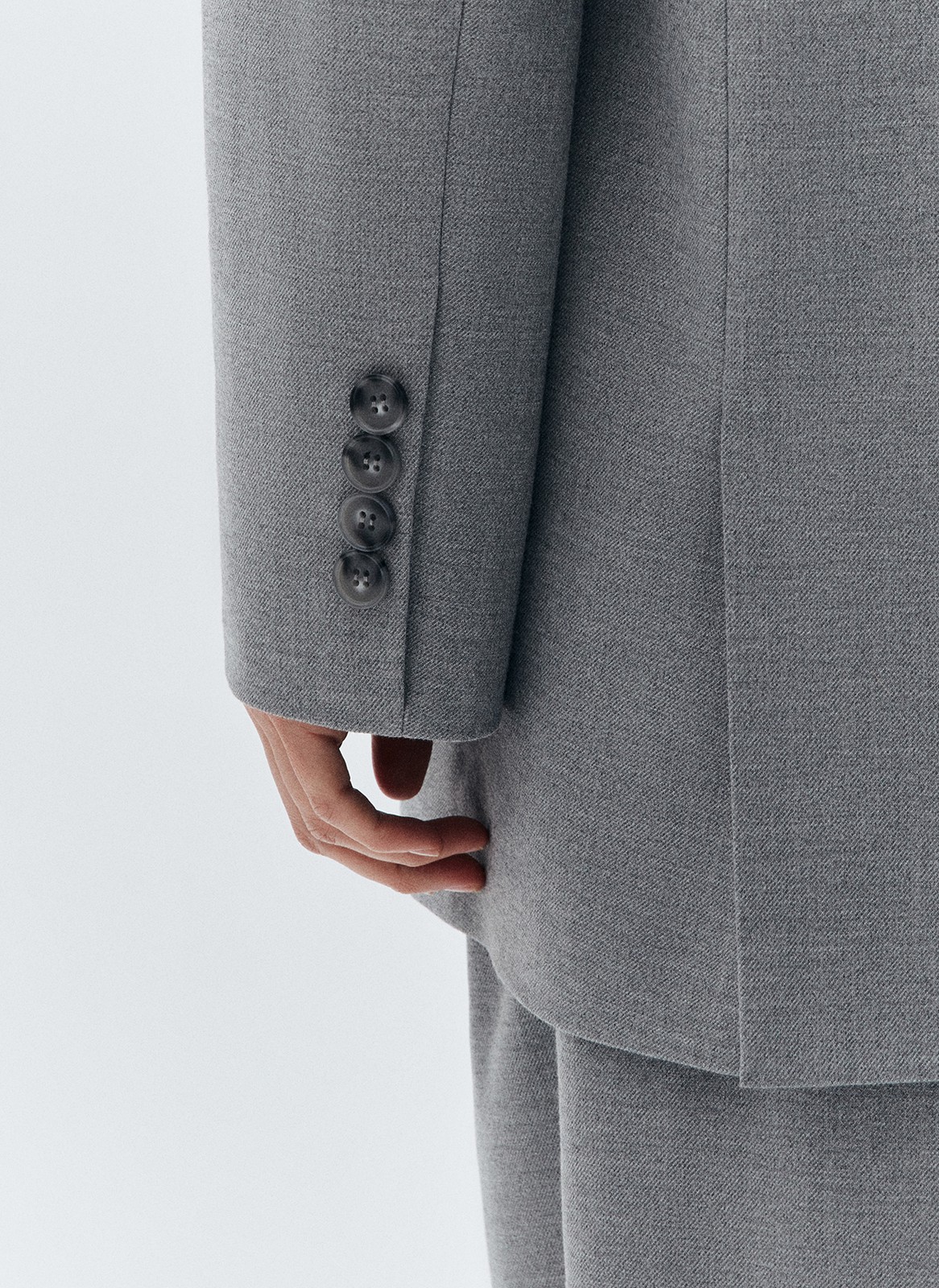 Жакет однобортный oversize, цвет: серый Allweneed
Жакет с объёмной линией плеча. Шлица на спинке для декора и комфорта (не забудьте её разрезать). Мы создали слегка удлинённую модель свободного кроя, с небольшим прилеганием по талии, которая подходит девушкам разного роста. Изделие имеет карманы с клапаном, бочком, а также вытачкой на полочке и декоративной листочкой выше груди. Приятная костюмная ткань деликатно блестит и хорошо держит форму. В этом сезоне цвет играет для нас важное значение и отражает плавное погружение в весенний период. Два базовых оттенка и один акцентный изящный изумрудный.