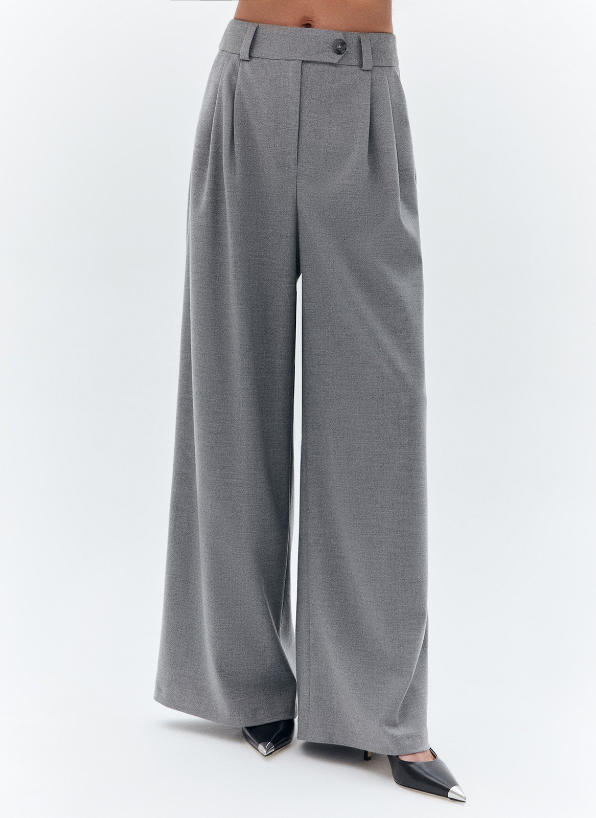 Брюки-палаццо, цвет: серый Allweneed
Широкие брюки полной длины с посадкой на талии. Скрытая застёжка на молнию и два крючка. Изделие с двумя глубокими карманами. Мы изготовили эту модель из костюмной ткани высокого качества, поэтому брюки хорошо сидят и идеально вписываются в тренд low-key люкс, когда мы ценим хороший крой, достойный состав и лаконичный силуэт. Материал струится и создает расслабленный образ. Сочетайте с жакетом или комбинируйте с лонгсливами и водолазкой.