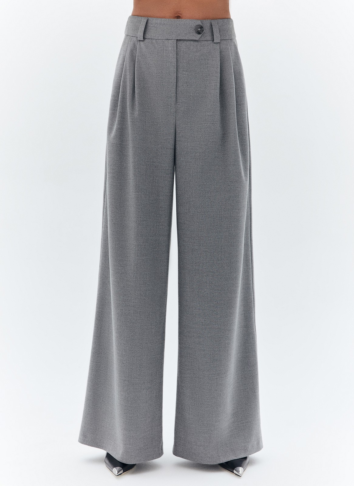 Брюки-палаццо, цвет: серый Allweneed
Широкие брюки полной длины с посадкой на талии. Скрытая застёжка на молнию и два крючка. Изделие с двумя глубокими карманами. Мы изготовили эту модель из костюмной ткани высокого качества, поэтому брюки хорошо сидят и идеально вписываются в тренд low-key люкс, когда мы ценим хороший крой, достойный состав и лаконичный силуэт. Материал струится и создает расслабленный образ. Сочетайте с жакетом или комбинируйте с лонгсливами и водолазкой.