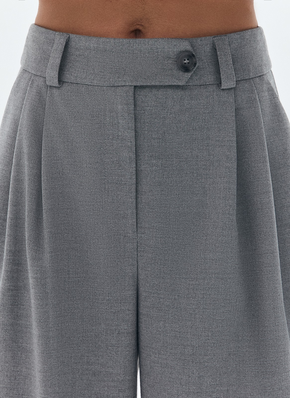 Брюки-палаццо, цвет: серый Allweneed
Широкие брюки полной длины с посадкой на талии. Скрытая застёжка на молнию и два крючка. Изделие с двумя глубокими карманами. Мы изготовили эту модель из костюмной ткани высокого качества, поэтому брюки хорошо сидят и идеально вписываются в тренд low-key люкс, когда мы ценим хороший крой, достойный состав и лаконичный силуэт. Материал струится и создает расслабленный образ. Сочетайте с жакетом или комбинируйте с лонгсливами и водолазкой.