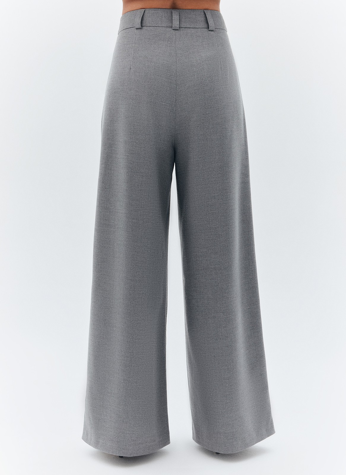 Брюки-палаццо, цвет: серый Allweneed
Широкие брюки полной длины с посадкой на талии. Скрытая застёжка на молнию и два крючка. Изделие с двумя глубокими карманами. Мы изготовили эту модель из костюмной ткани высокого качества, поэтому брюки хорошо сидят и идеально вписываются в тренд low-key люкс, когда мы ценим хороший крой, достойный состав и лаконичный силуэт. Материал струится и создает расслабленный образ. Сочетайте с жакетом или комбинируйте с лонгсливами и водолазкой.