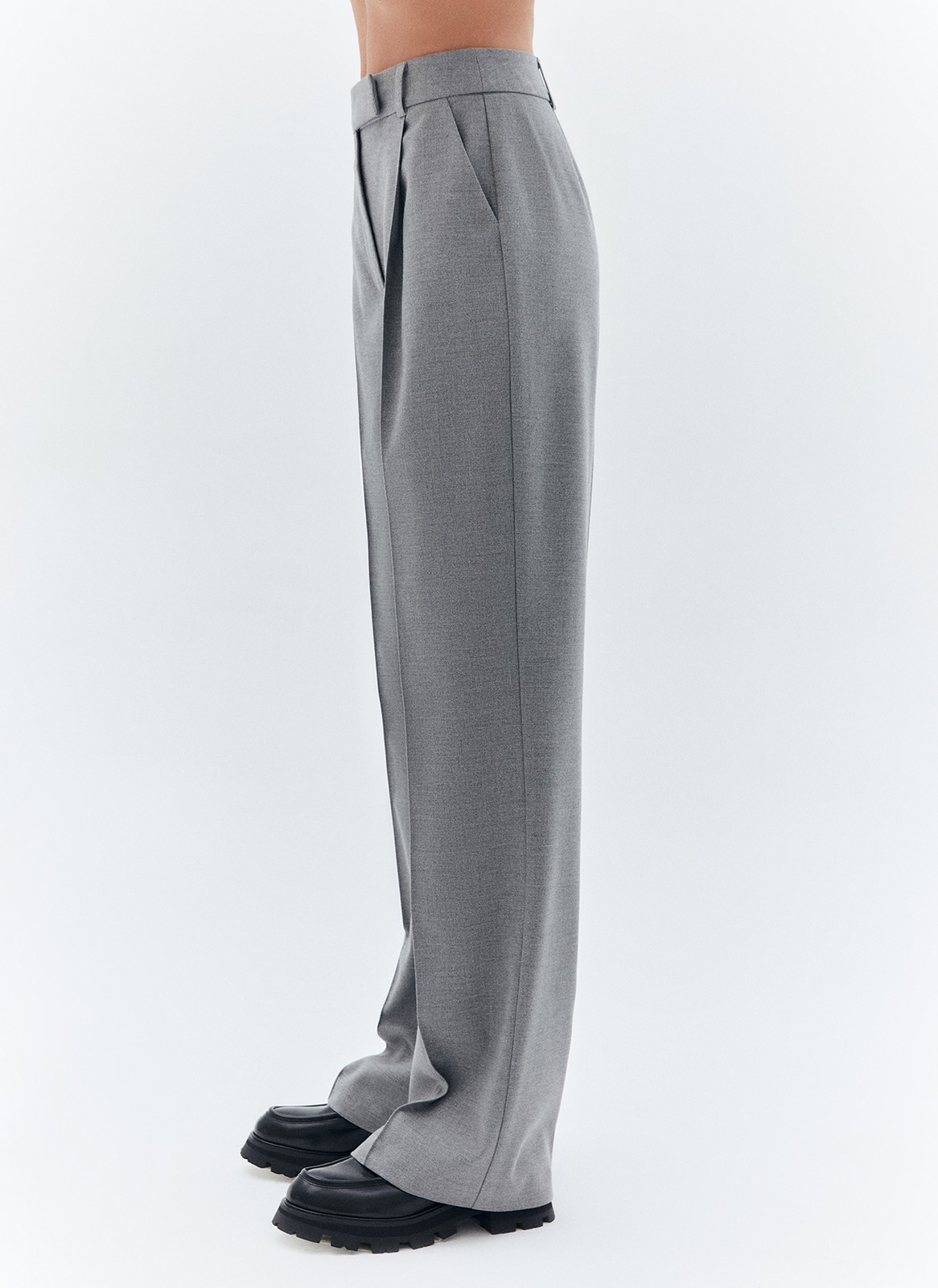 Брюки полной длины прямые, цвет: серый Allweneed
Прямые, свободные брюки полной длины. Модель с защипами, переходящими в стрелки с отстрочкой. Застёжка на молнию, крючки и потайную пуговицу. Посадка на линии талии, чтобы сделать фигуру гармоничной. Карманы с подрезным бочком для любых мелочей. Брюки выполнены из приятной поливискозной ткани и представлены в трёх базовых оттенках. Вы можете создавать образы для офиса или на каждый день.