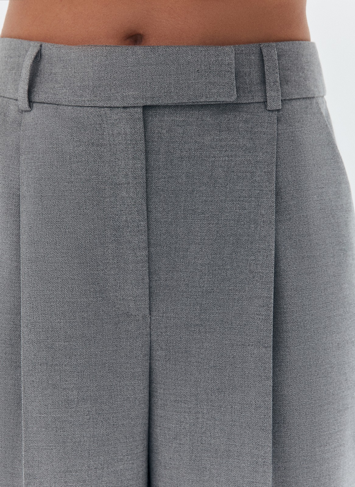 Брюки полной длины прямые, цвет: серый Allweneed
Прямые, свободные брюки полной длины. Модель с защипами, переходящими в стрелки с отстрочкой. Застёжка на молнию, крючки и потайную пуговицу. Посадка на линии талии, чтобы сделать фигуру гармоничной. Карманы с подрезным бочком для любых мелочей. Брюки выполнены из приятной поливискозной ткани и представлены в трёх базовых оттенках. Вы можете создавать образы для офиса или на каждый день.