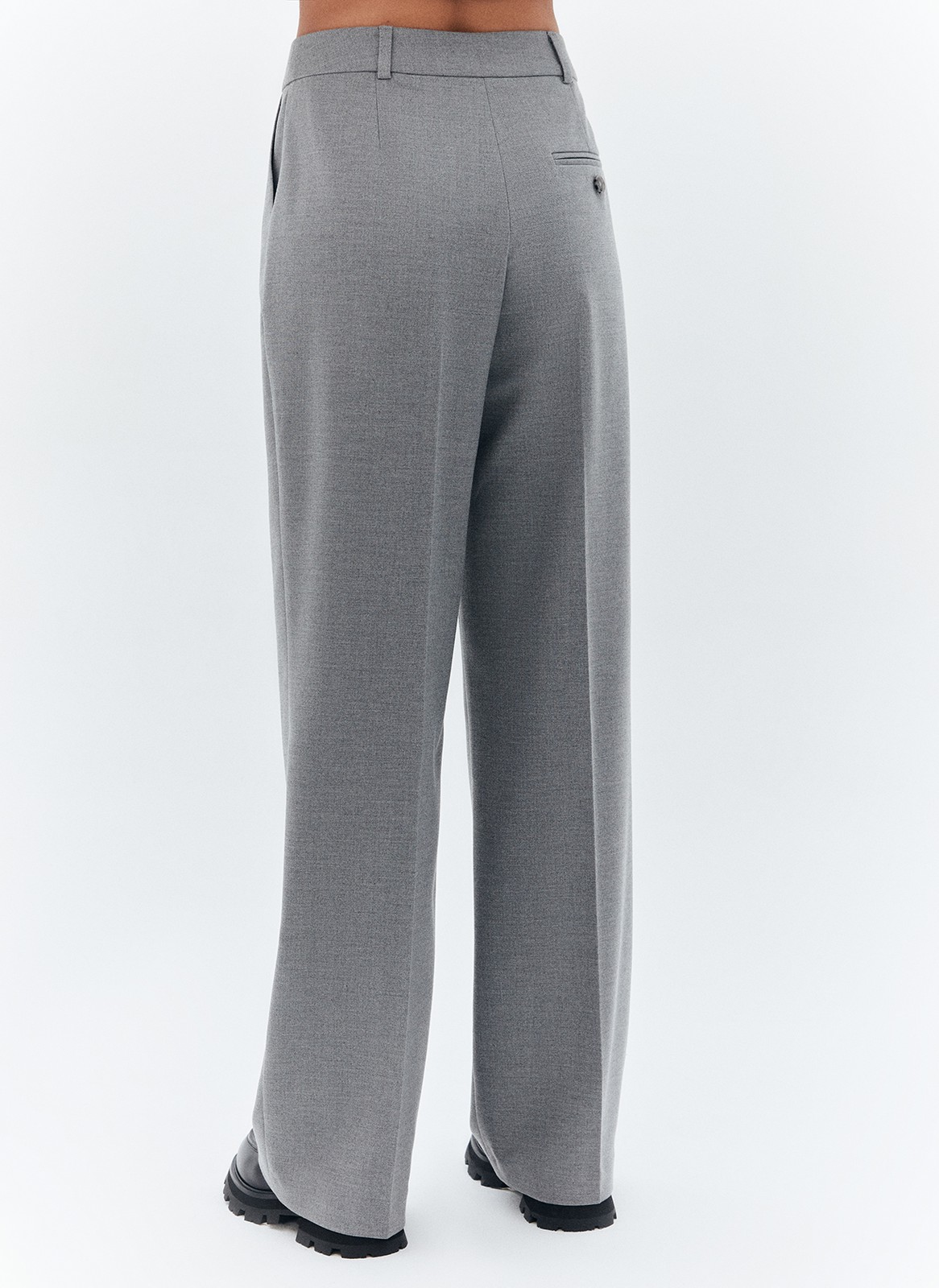Брюки полной длины прямые, цвет: серый Allweneed
Прямые, свободные брюки полной длины. Модель с защипами, переходящими в стрелки с отстрочкой. Застёжка на молнию, крючки и потайную пуговицу. Посадка на линии талии, чтобы сделать фигуру гармоничной. Карманы с подрезным бочком для любых мелочей. Брюки выполнены из приятной поливискозной ткани и представлены в трёх базовых оттенках. Вы можете создавать образы для офиса или на каждый день.