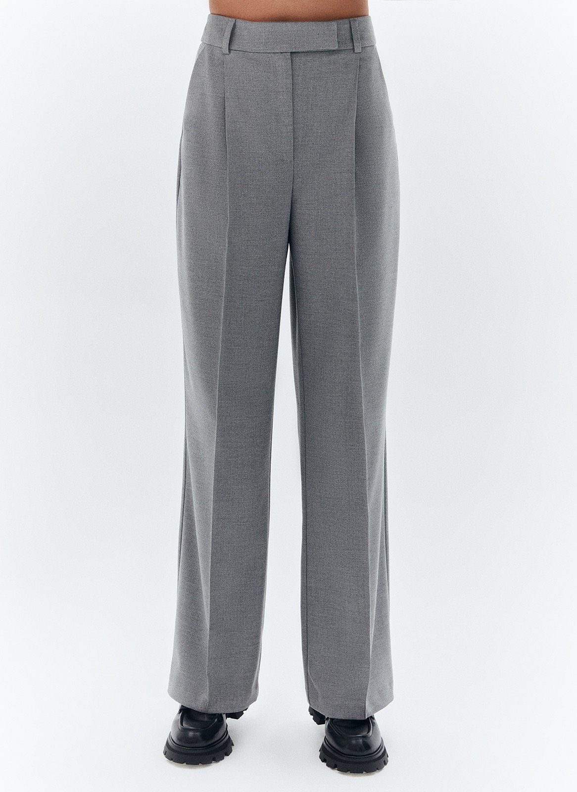 Брюки полной длины прямые, цвет: серый Allweneed
Прямые, свободные брюки полной длины. Модель с защипами, переходящими в стрелки с отстрочкой. Застёжка на молнию, крючки и потайную пуговицу. Посадка на линии талии, чтобы сделать фигуру гармоничной. Карманы с подрезным бочком для любых мелочей. Брюки выполнены из приятной поливискозной ткани и представлены в трёх базовых оттенках. Вы можете создавать образы для офиса или на каждый день.