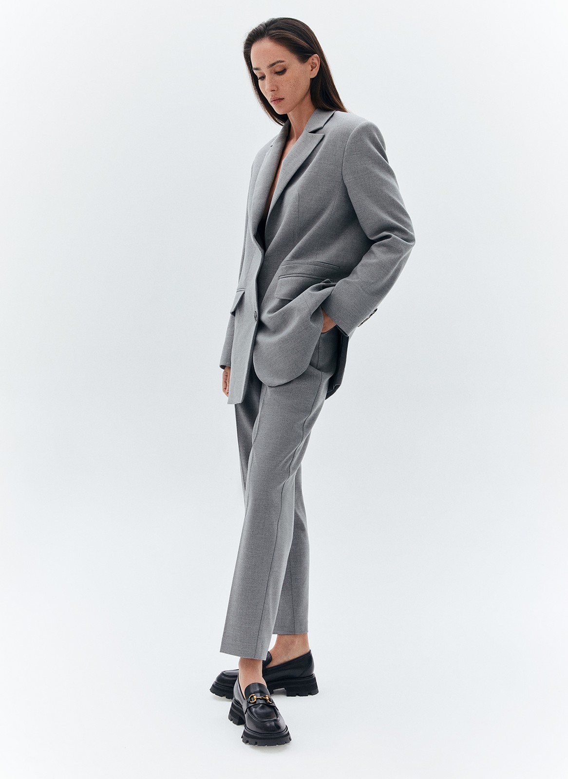 Брюки укороченные, зауженные к низу, цвет: серый Allweneed Зауженные брюки на средней посадке из костюмной ткани. Модель на складке и со стрелкой. Ткань хорошо держит форму, поэтому изделие долго сохраняет свой первоначальный вид. Два кармана с отрезным бочком и скрытая застёжка на молнию. Мы любим такую длину брюк, которая смотрится оптимально с обувью на каблуке и без него. Идеально, чтобы создать образ деловой леди с жакетом.