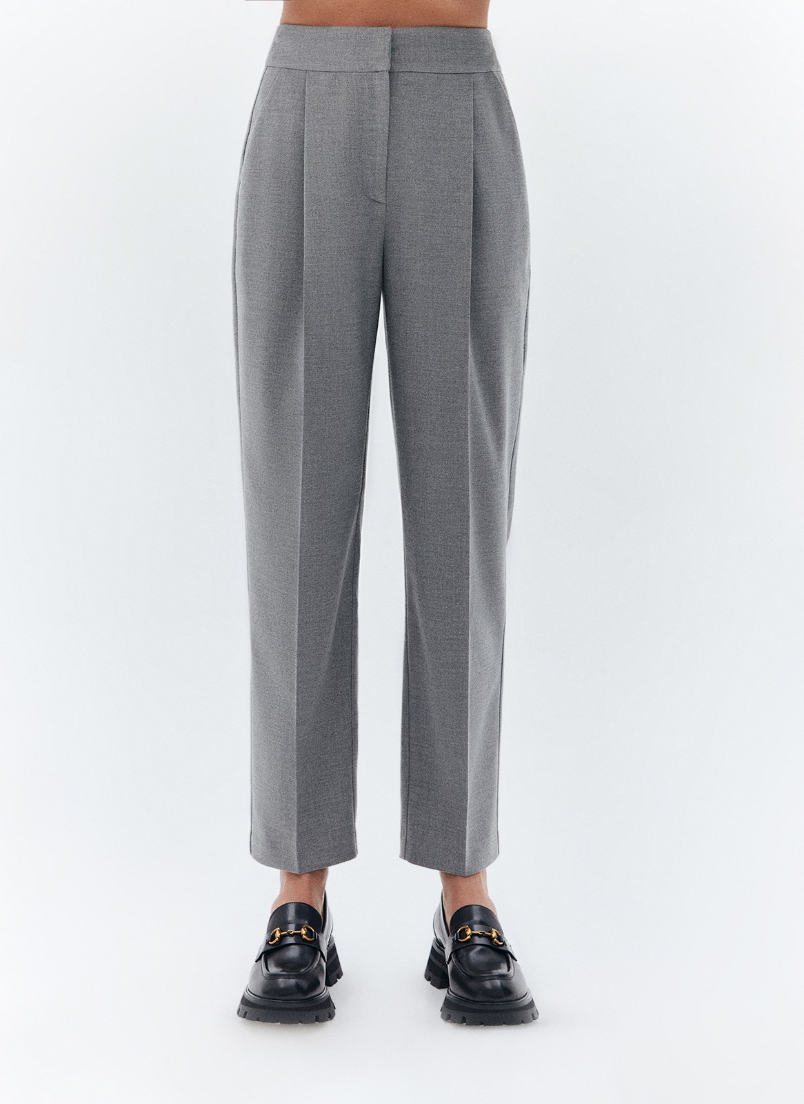 Брюки укороченные, зауженные к низу, цвет: серый Allweneed Зауженные брюки на средней посадке из костюмной ткани. Модель на складке и со стрелкой. Ткань хорошо держит форму, поэтому изделие долго сохраняет свой первоначальный вид. Два кармана с отрезным бочком и скрытая застёжка на молнию. Мы любим такую длину брюк, которая смотрится оптимально с обувью на каблуке и без него. Идеально, чтобы создать образ деловой леди с жакетом.