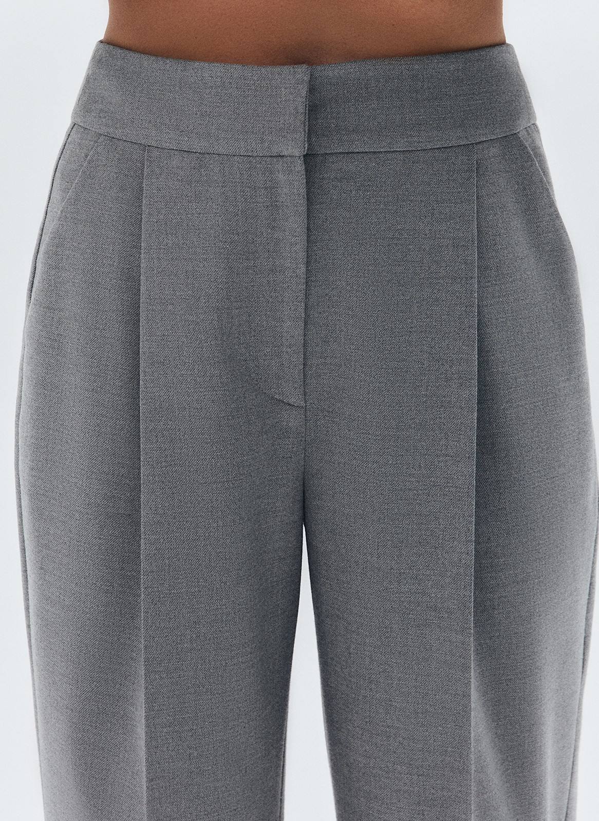 Брюки укороченные, зауженные к низу, цвет: серый Allweneed Зауженные брюки на средней посадке из костюмной ткани. Модель на складке и со стрелкой. Ткань хорошо держит форму, поэтому изделие долго сохраняет свой первоначальный вид. Два кармана с отрезным бочком и скрытая застёжка на молнию. Мы любим такую длину брюк, которая смотрится оптимально с обувью на каблуке и без него. Идеально, чтобы создать образ деловой леди с жакетом.