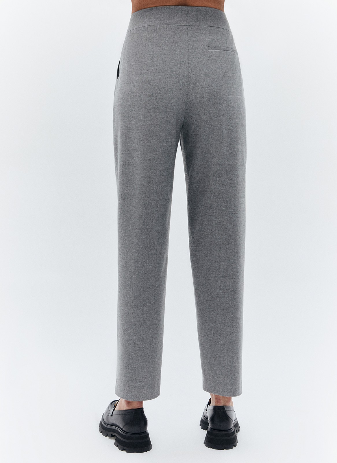 Брюки укороченные, зауженные к низу, цвет: серый Allweneed Зауженные брюки на средней посадке из костюмной ткани. Модель на складке и со стрелкой. Ткань хорошо держит форму, поэтому изделие долго сохраняет свой первоначальный вид. Два кармана с отрезным бочком и скрытая застёжка на молнию. Мы любим такую длину брюк, которая смотрится оптимально с обувью на каблуке и без него. Идеально, чтобы создать образ деловой леди с жакетом.