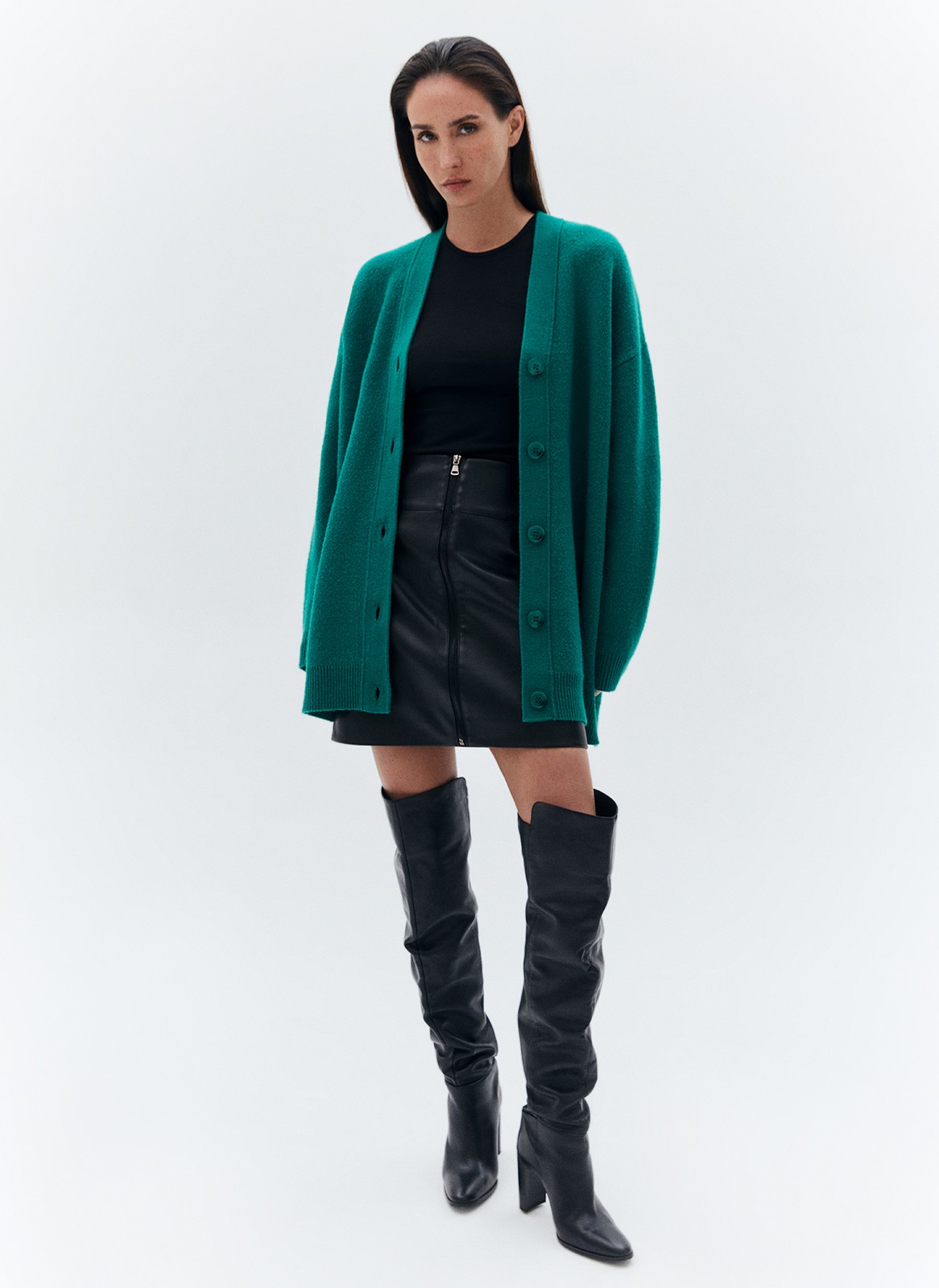 Трендовый кардиган в духе стиля преппи одна из звёздочек этого дропа. Лёгкий оверсайз, увеличенная длина изделия и две актуальные расцветки зелёный и серо-бежевый ромб в перекрёстную белую полоску позволяют создавать совершенно разные образы. Днём носим его с джинсами и водолазкой, а вечером с шёлковой комбинацией или с плиссированной юбкой мини.