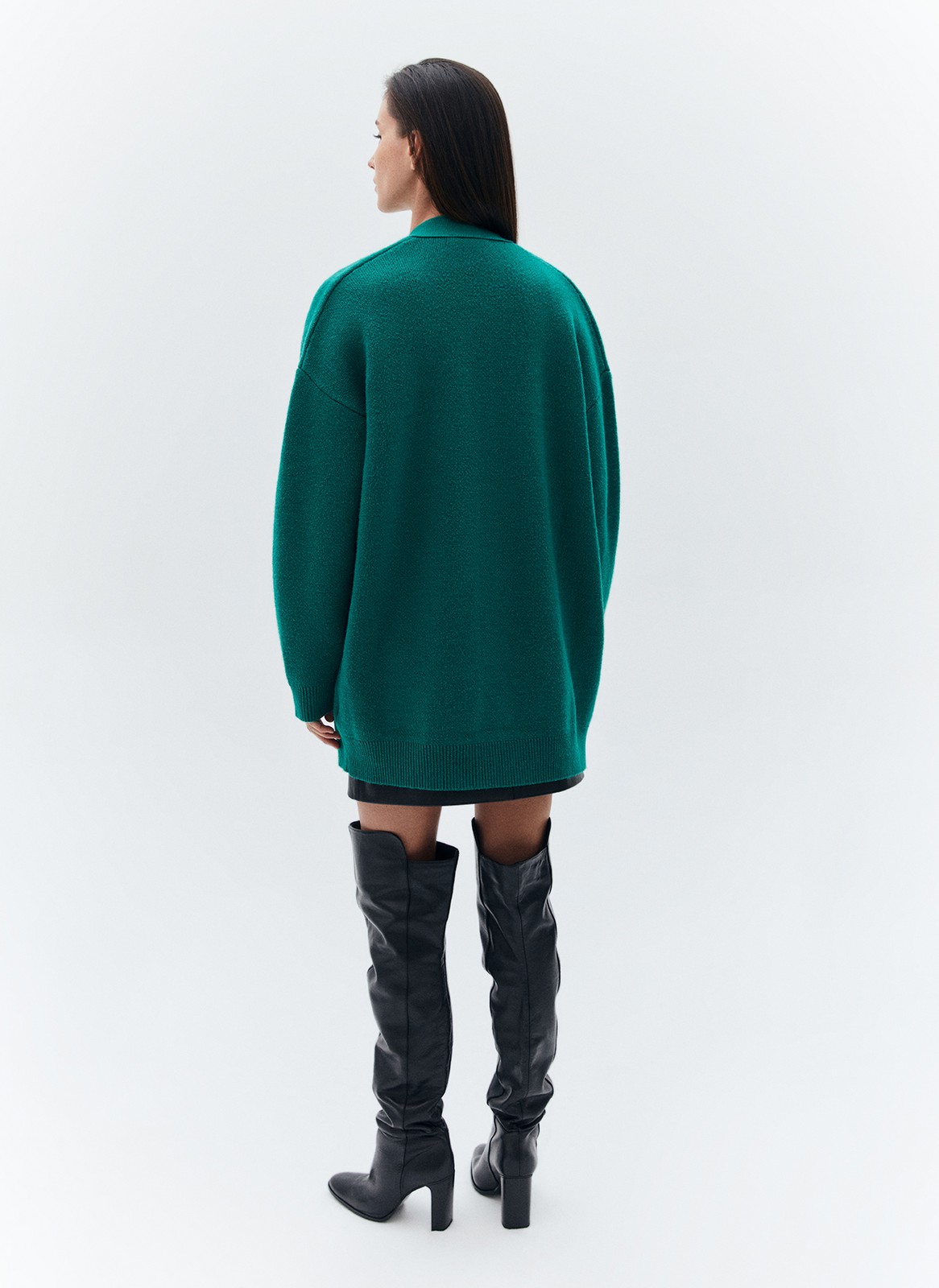 Трендовый кардиган в духе стиля преппи одна из звёздочек этого дропа. Лёгкий оверсайз, увеличенная длина изделия и две актуальные расцветки зелёный и серо-бежевый ромб в перекрёстную белую полоску позволяют создавать совершенно разные образы. Днём носим его с джинсами и водолазкой, а вечером с шёлковой комбинацией или с плиссированной юбкой мини.