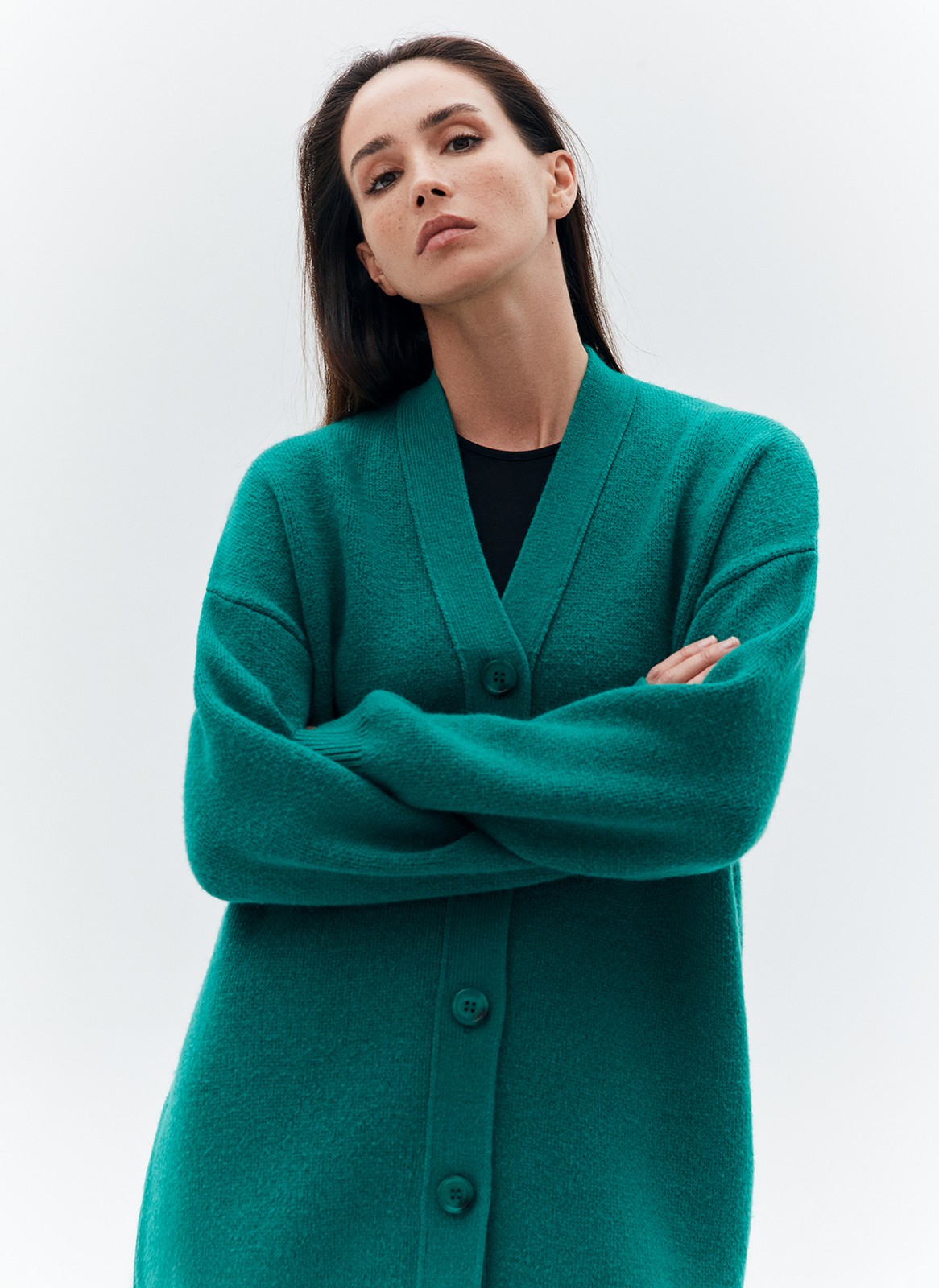 Трендовый кардиган в духе стиля преппи одна из звёздочек этого дропа. Лёгкий оверсайз, увеличенная длина изделия и две актуальные расцветки зелёный и серо-бежевый ромб в перекрёстную белую полоску позволяют создавать совершенно разные образы. Днём носим его с джинсами и водолазкой, а вечером с шёлковой комбинацией или с плиссированной юбкой мини.