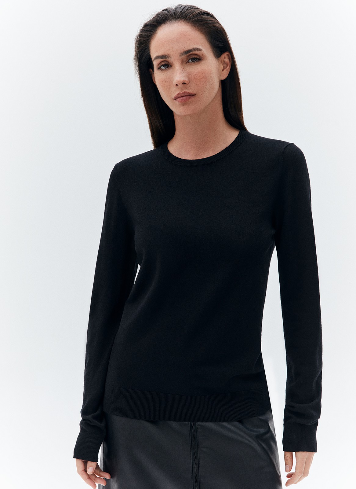 


Джемпер свободного силуэта из трикотажа. Тонкий, но плотный, он связан из мягкой пряжи на основе вискозы и дралона. Дралон инновационный сверхпрочный и гипоаллергенный материал. Объёмный, средней длины джемпер, с эластичной вязкой резинкой на манжетах, горловине и низе изделия. Модель можно надеть поверх рубашки, под пиджак, с расслабленными джоггерами и классическими брюками именно так мы понимаем универсальность базовых веще