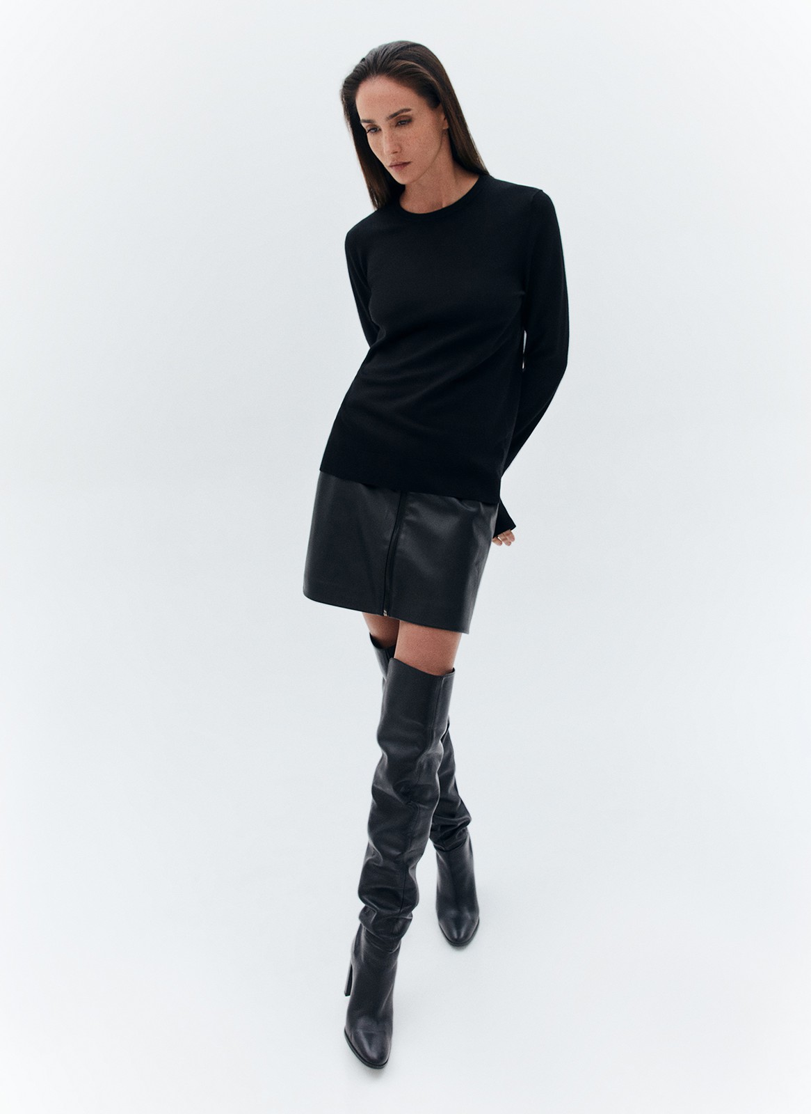 


Джемпер свободного силуэта из трикотажа. Тонкий, но плотный, он связан из мягкой пряжи на основе вискозы и дралона. Дралон инновационный сверхпрочный и гипоаллергенный материал. Объёмный, средней длины джемпер, с эластичной вязкой резинкой на манжетах, горловине и низе изделия. Модель можно надеть поверх рубашки, под пиджак, с расслабленными джоггерами и классическими брюками именно так мы понимаем универсальность базовых веще