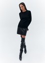 


Джемпер свободного силуэта из трикотажа. Тонкий, но плотный, он связан из мягкой пряжи на основе вискозы и дралона. Дралон инновационный сверхпрочный и гипоаллергенный материал. Объёмный, средней длины джемпер, с эластичной вязкой резинкой на манжетах, горловине и низе изделия. Модель можно надеть поверх рубашки, под пиджак, с расслабленными джоггерами и классическими брюками именно так мы понимаем универсальность базовых веще