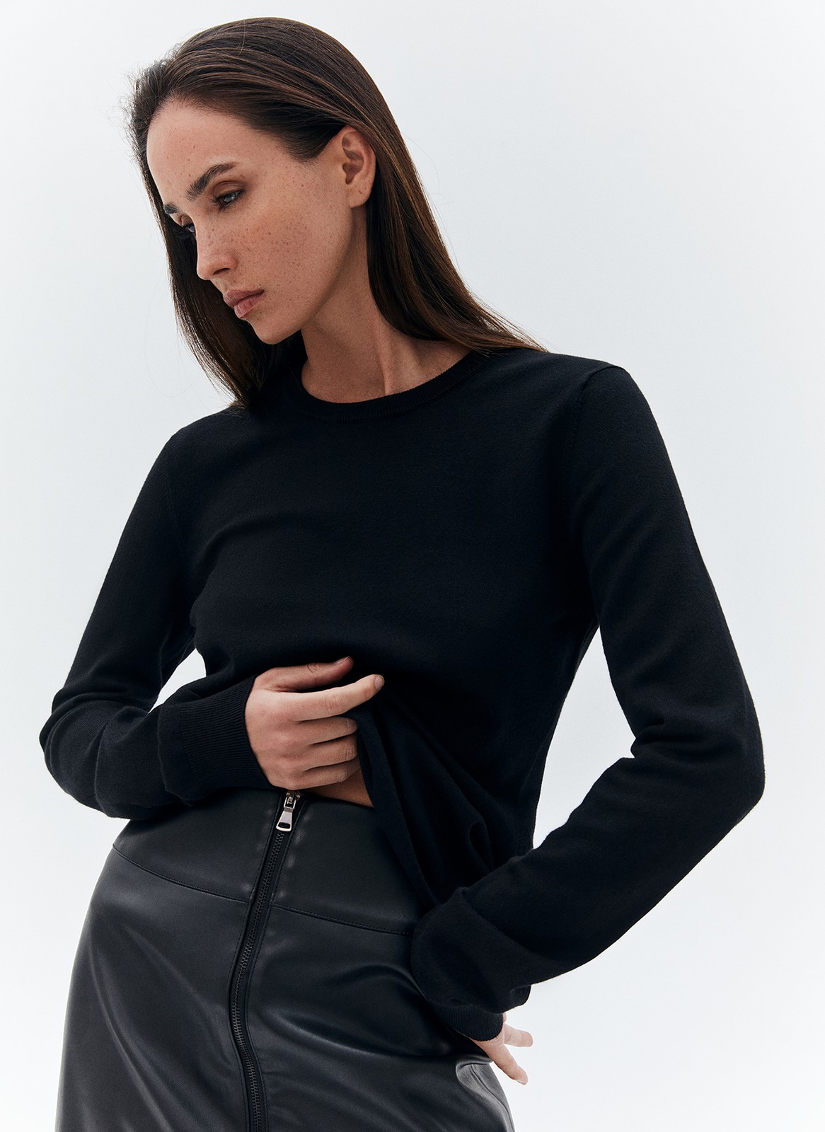 


Джемпер свободного силуэта из трикотажа. Тонкий, но плотный, он связан из мягкой пряжи на основе вискозы и дралона. Дралон инновационный сверхпрочный и гипоаллергенный материал. Объёмный, средней длины джемпер, с эластичной вязкой резинкой на манжетах, горловине и низе изделия. Модель можно надеть поверх рубашки, под пиджак, с расслабленными джоггерами и классическими брюками именно так мы понимаем универсальность базовых веще