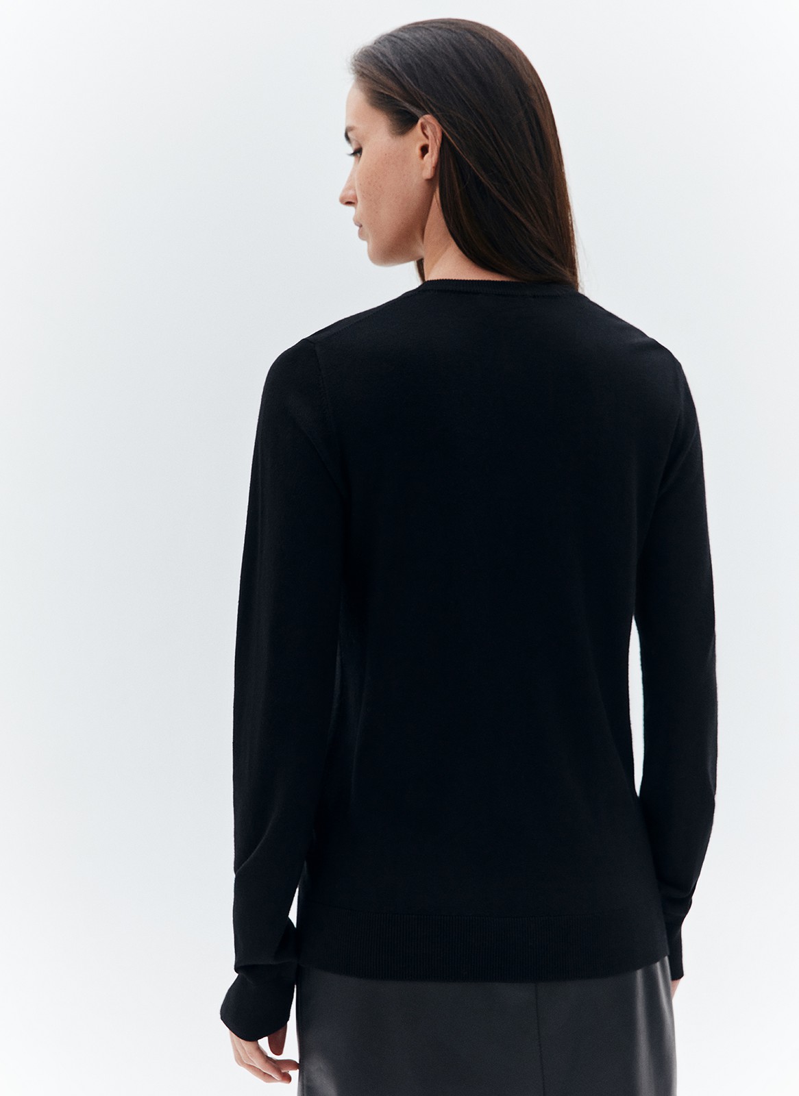 


Джемпер свободного силуэта из трикотажа. Тонкий, но плотный, он связан из мягкой пряжи на основе вискозы и дралона. Дралон инновационный сверхпрочный и гипоаллергенный материал. Объёмный, средней длины джемпер, с эластичной вязкой резинкой на манжетах, горловине и низе изделия. Модель можно надеть поверх рубашки, под пиджак, с расслабленными джоггерами и классическими брюками именно так мы понимаем универсальность базовых веще