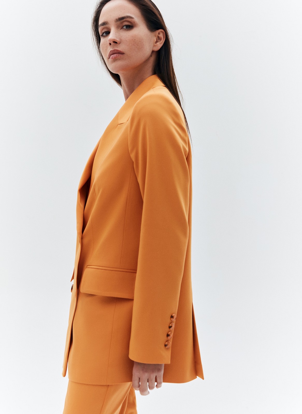 Жакет двубортный oversize, цвет: рыжий Allweneed
Двубортный жакет прямого силуэта с классической линией плеча. Для модели мы выбрали турецкую костюмную ткань, которая производилась только для нас, с добавлением нежных волокон вискозы. Изделие с приятной к телу подкладочной тканью. Хороший жакет сегодня считается одной из основ грамотного гардероба, поскольку он дарит огромное количество сочетаний: от строгих офисных вариантов до нарядных вечерних.