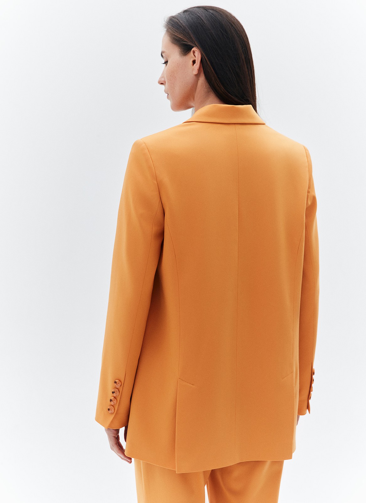 Жакет двубортный oversize, цвет: рыжий Allweneed
Двубортный жакет прямого силуэта с классической линией плеча. Для модели мы выбрали турецкую костюмную ткань, которая производилась только для нас, с добавлением нежных волокон вискозы. Изделие с приятной к телу подкладочной тканью. Хороший жакет сегодня считается одной из основ грамотного гардероба, поскольку он дарит огромное количество сочетаний: от строгих офисных вариантов до нарядных вечерних.