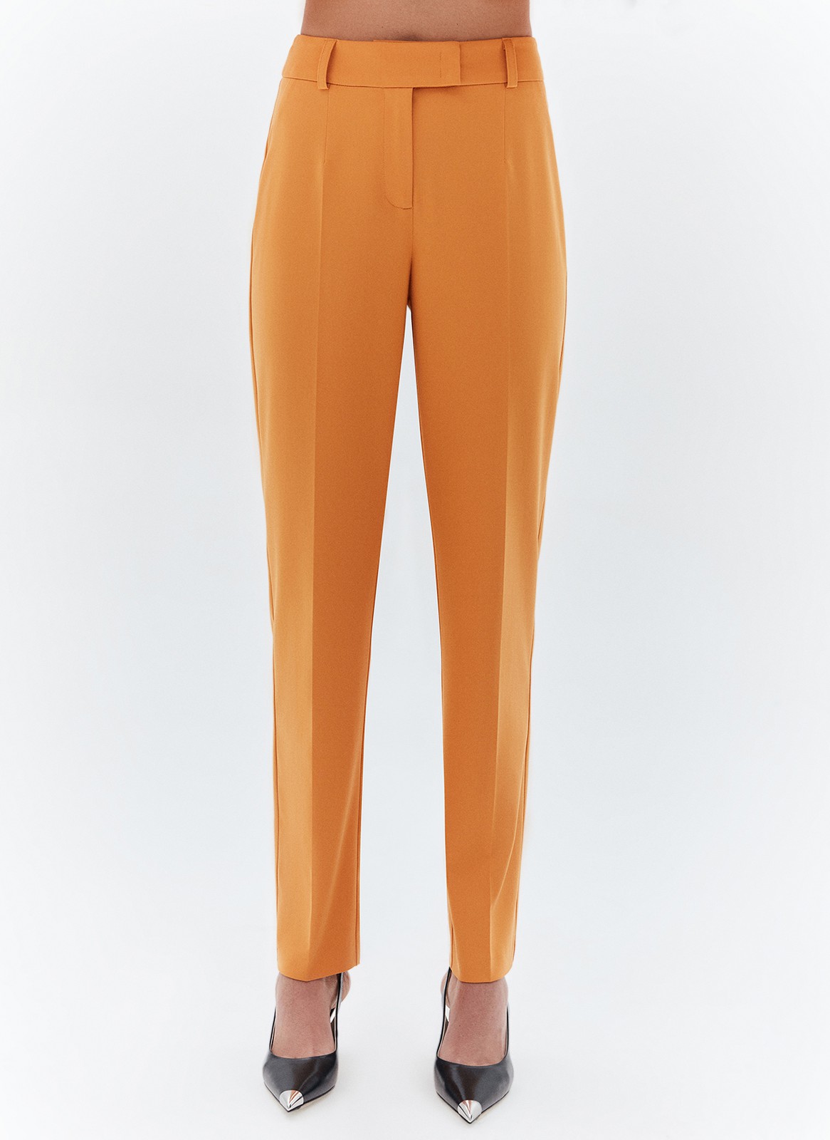 Брюки зауженные к низу, цвет: рыжий Allweneed
Зауженные брюки на средней посадке из костюмной ткани. Модель на складке и со стрелкой. Ткань хорошо держит форму, поэтому изделие долго сохраняет свой первоначальный вид. Два кармана с отрезным бочком и скрытая застёжка на молнии. Брюки умеренного, классического силуэта, которые легко сочетаются с жакетом. База для офиса, деловых встреч и просто для жизни.