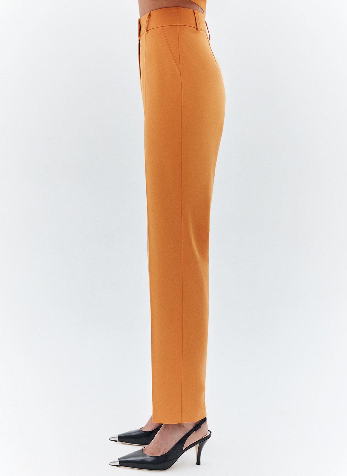 Брюки зауженные к низу, цвет: рыжий Allweneed
Зауженные брюки на средней посадке из костюмной ткани. Модель на складке и со стрелкой. Ткань хорошо держит форму, поэтому изделие долго сохраняет свой первоначальный вид. Два кармана с отрезным бочком и скрытая застёжка на молнии. Брюки умеренного, классического силуэта, которые легко сочетаются с жакетом. База для офиса, деловых встреч и просто для жизни.