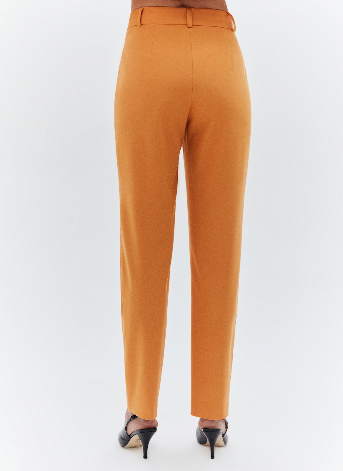 Брюки зауженные к низу, цвет: рыжий Allweneed
Зауженные брюки на средней посадке из костюмной ткани. Модель на складке и со стрелкой. Ткань хорошо держит форму, поэтому изделие долго сохраняет свой первоначальный вид. Два кармана с отрезным бочком и скрытая застёжка на молнии. Брюки умеренного, классического силуэта, которые легко сочетаются с жакетом. База для офиса, деловых встреч и просто для жизни.