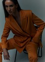 Жакет двубортный oversize, цвет: рыжий Allweneed
Двубортный жакет прямого силуэта с классической линией плеча. Для модели мы выбрали турецкую костюмную ткань, которая производилась только для нас, с добавлением нежных волокон вискозы. Изделие с приятной к телу подкладочной тканью. Хороший жакет сегодня считается одной из основ грамотного гардероба, поскольку он дарит огромное количество сочетаний: от строгих офисных вариантов до нарядных вечерних.