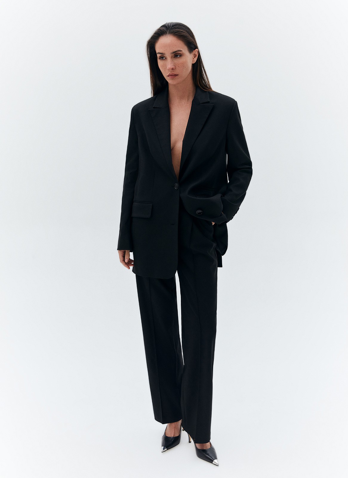 Брюки полной длины прямые, цвет: Черный Allweneed
Прямые, свободные брюки полной длины. Модель с защипами, переходящими в стрелки с отстрочкой. Застёжка на молнию, крючки и потайную пуговицу. Посадка на линии талии, чтобы сделать фигуру гармоничной. Карманы с подрезным бочком для любых мелочей. Брюки выполнены из приятной поливискозной ткани и представлены в трёх базовых оттенках. Вы можете создавать образы для офиса или на каждый день.