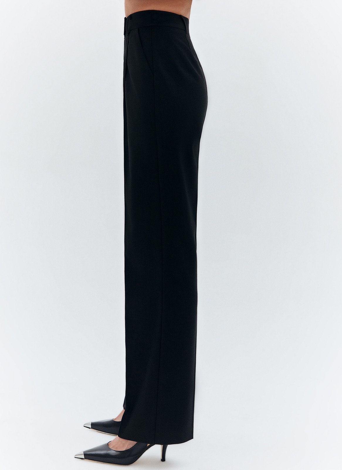 Брюки полной длины прямые, цвет: Черный Allweneed
Прямые, свободные брюки полной длины. Модель с защипами, переходящими в стрелки с отстрочкой. Застёжка на молнию, крючки и потайную пуговицу. Посадка на линии талии, чтобы сделать фигуру гармоничной. Карманы с подрезным бочком для любых мелочей. Брюки выполнены из приятной поливискозной ткани и представлены в трёх базовых оттенках. Вы можете создавать образы для офиса или на каждый день.