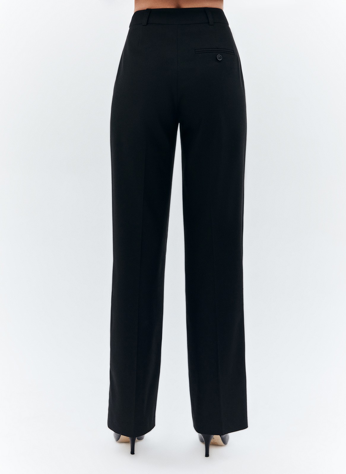 Брюки полной длины прямые, цвет: Черный Allweneed
Прямые, свободные брюки полной длины. Модель с защипами, переходящими в стрелки с отстрочкой. Застёжка на молнию, крючки и потайную пуговицу. Посадка на линии талии, чтобы сделать фигуру гармоничной. Карманы с подрезным бочком для любых мелочей. Брюки выполнены из приятной поливискозной ткани и представлены в трёх базовых оттенках. Вы можете создавать образы для офиса или на каждый день.