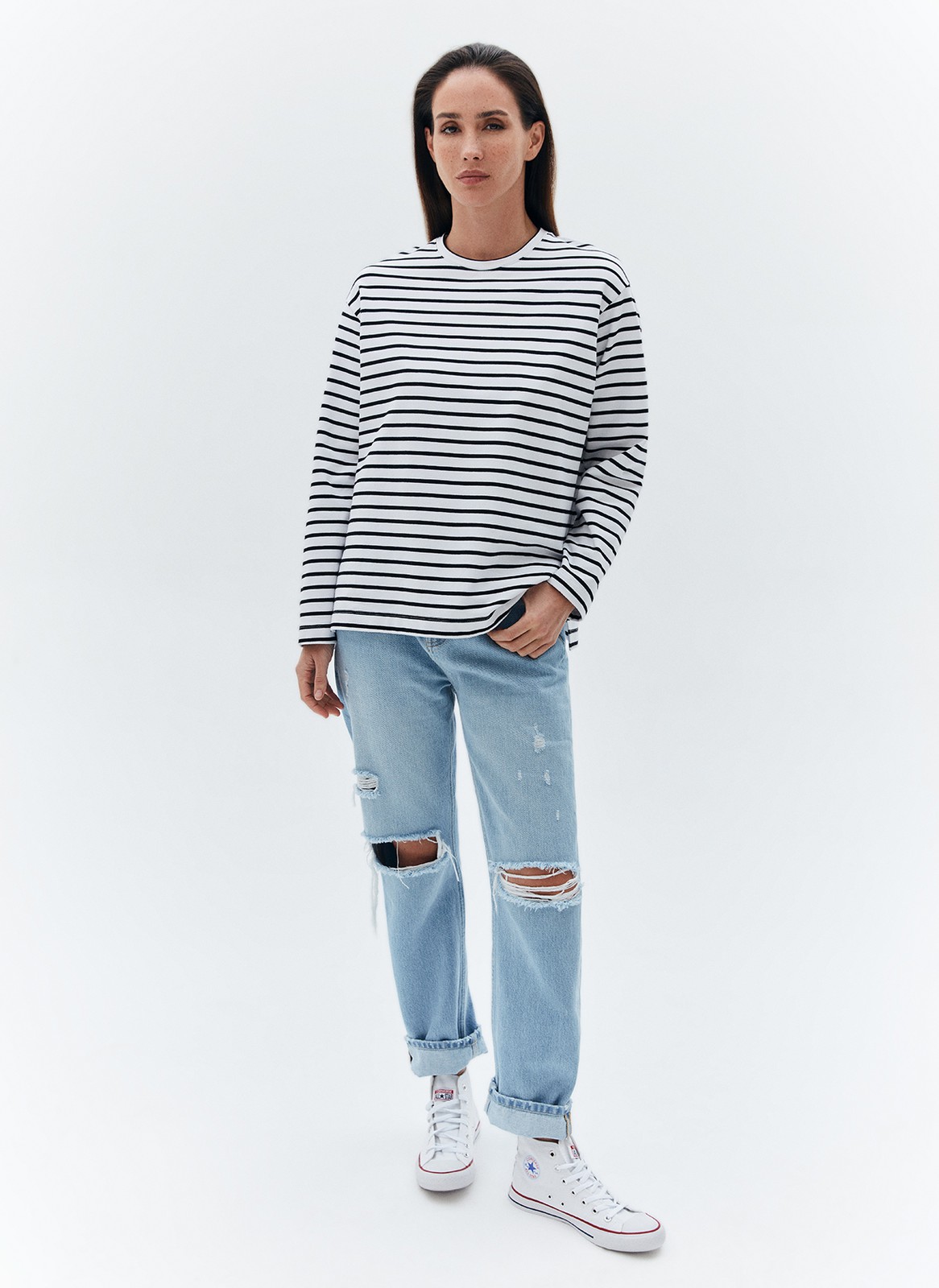 Лонгслив в полоску с разрезом, цвет: Бело-черный Allweneed
Лонгслив свободного кроя из мягкого трикотажного полотна. Актуальный удлинённый рукав и спущенная пройма. Акцентная деталь модели разрезы в боковых швах обеспечивают правильную посадку по бедрам. Благодаря приятной на ощупь ткани и отличному составу в нашей тельняшке вам будет комфортно целый день. Мы советуем носить модель с джинсами и юбками 24/7.