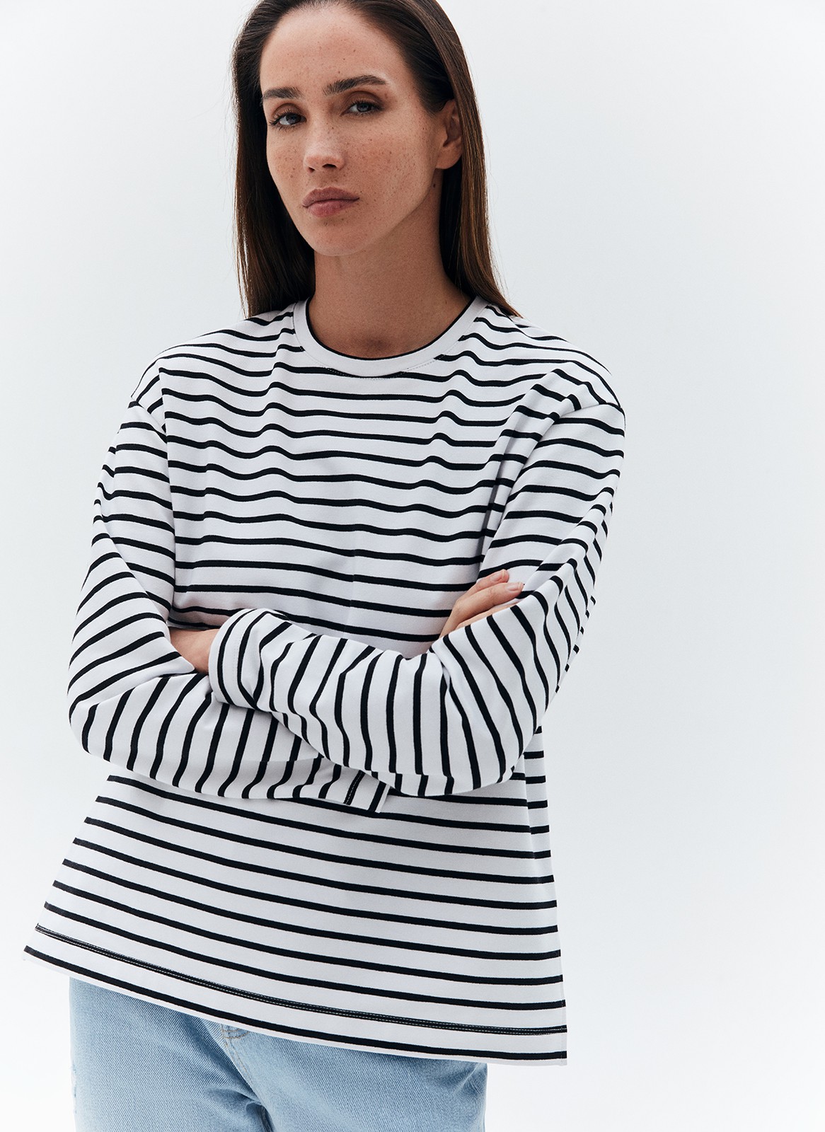 Лонгслив в полоску с разрезом, цвет: Бело-черный Allweneed
Лонгслив свободного кроя из мягкого трикотажного полотна. Актуальный удлинённый рукав и спущенная пройма. Акцентная деталь модели разрезы в боковых швах обеспечивают правильную посадку по бедрам. Благодаря приятной на ощупь ткани и отличному составу в нашей тельняшке вам будет комфортно целый день. Мы советуем носить модель с джинсами и юбками 24/7.