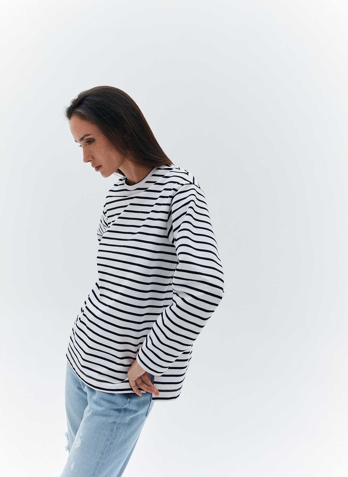 Лонгслив в полоску с разрезом, цвет: Бело-черный Allweneed
Лонгслив свободного кроя из мягкого трикотажного полотна. Актуальный удлинённый рукав и спущенная пройма. Акцентная деталь модели разрезы в боковых швах обеспечивают правильную посадку по бедрам. Благодаря приятной на ощупь ткани и отличному составу в нашей тельняшке вам будет комфортно целый день. Мы советуем носить модель с джинсами и юбками 24/7.