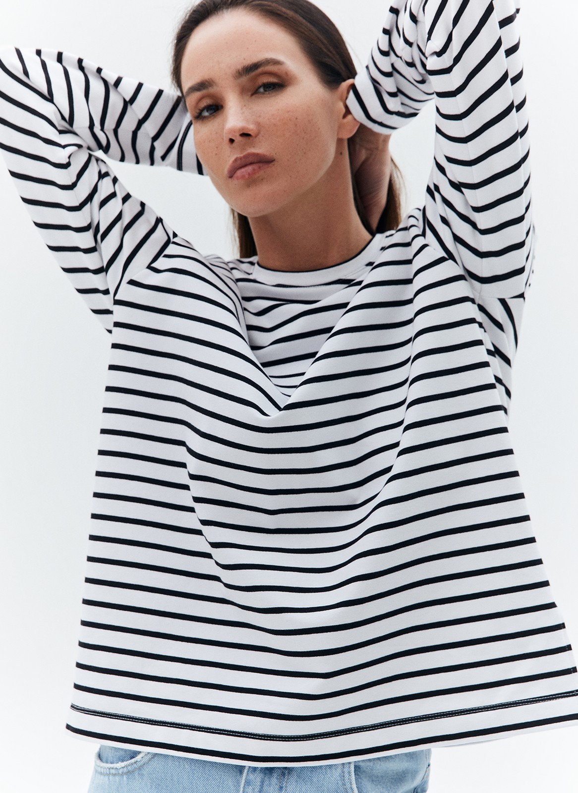 Лонгслив в полоску с разрезом, цвет: Бело-черный Allweneed
Лонгслив свободного кроя из мягкого трикотажного полотна. Актуальный удлинённый рукав и спущенная пройма. Акцентная деталь модели разрезы в боковых швах обеспечивают правильную посадку по бедрам. Благодаря приятной на ощупь ткани и отличному составу в нашей тельняшке вам будет комфортно целый день. Мы советуем носить модель с джинсами и юбками 24/7.