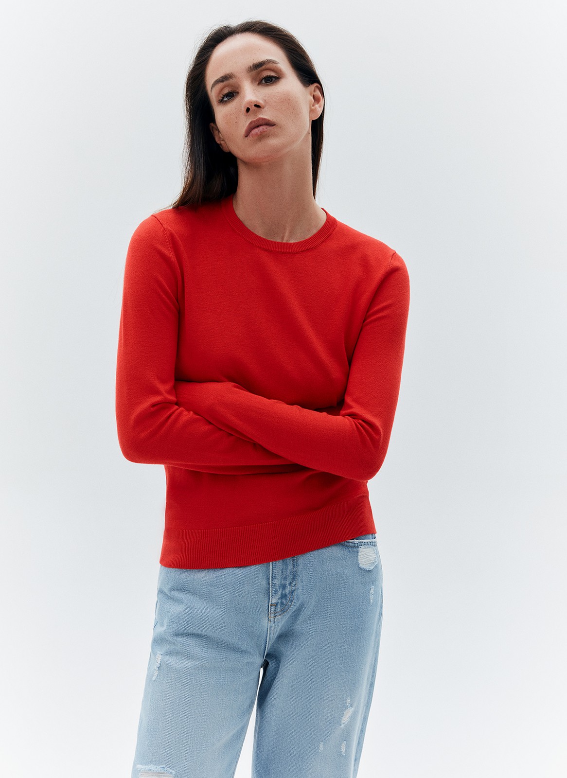 


Джемпер свободного силуэта из трикотажа. Тонкий, но плотный, он связан из мягкой пряжи на основе вискозы и дралона. Дралон инновационный сверхпрочный и гипоаллергенный материал. Объёмный, средней длины джемпер, с эластичной вязкой резинкой на манжетах, горловине и низе изделия. Модель можно надеть поверх рубашки, под пиджак, с расслабленными джоггерами и классическими брюками именно так мы понимаем универсальность базовых веще