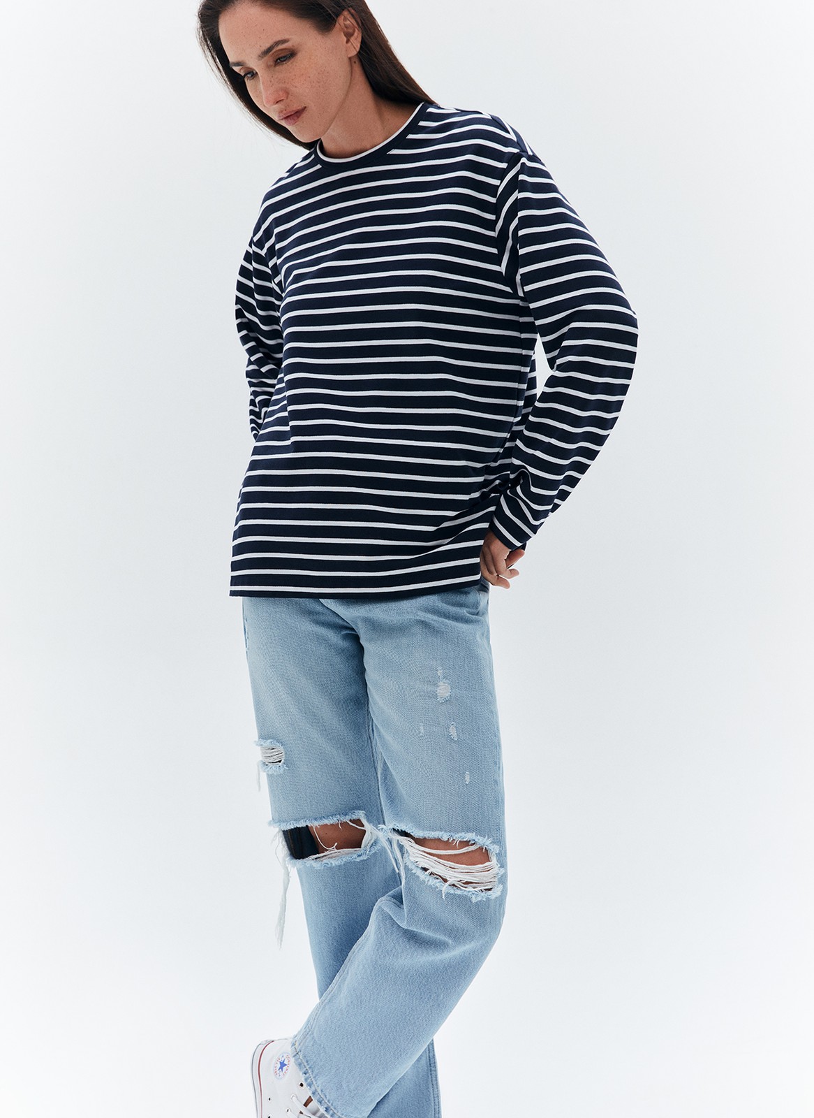 Лонгслив в полоску с разрезом, цвет: Сине-белый Allweneed
Лонгслив свободного кроя из мягкого трикотажного полотна. Актуальный удлинённый рукав и спущенная пройма. Акцентная деталь модели разрезы в боковых швах обеспечивают правильную посадку по бедрам. Благодаря приятной на ощупь ткани и отличному составу в нашей тельняшке вам будет комфортно целый день. Мы советуем носить модель с джинсами и юбками 24/7.