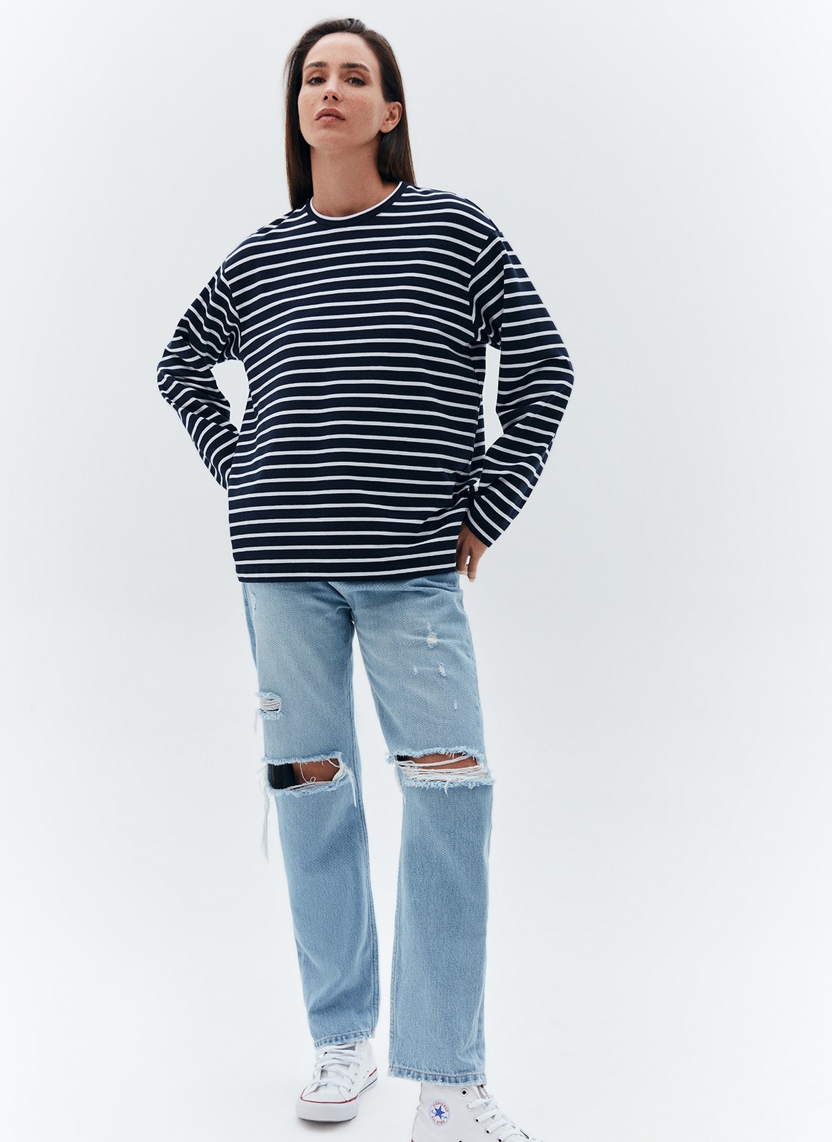 Лонгслив в полоску с разрезом, цвет: Сине-белый Allweneed
Лонгслив свободного кроя из мягкого трикотажного полотна. Актуальный удлинённый рукав и спущенная пройма. Акцентная деталь модели разрезы в боковых швах обеспечивают правильную посадку по бедрам. Благодаря приятной на ощупь ткани и отличному составу в нашей тельняшке вам будет комфортно целый день. Мы советуем носить модель с джинсами и юбками 24/7.