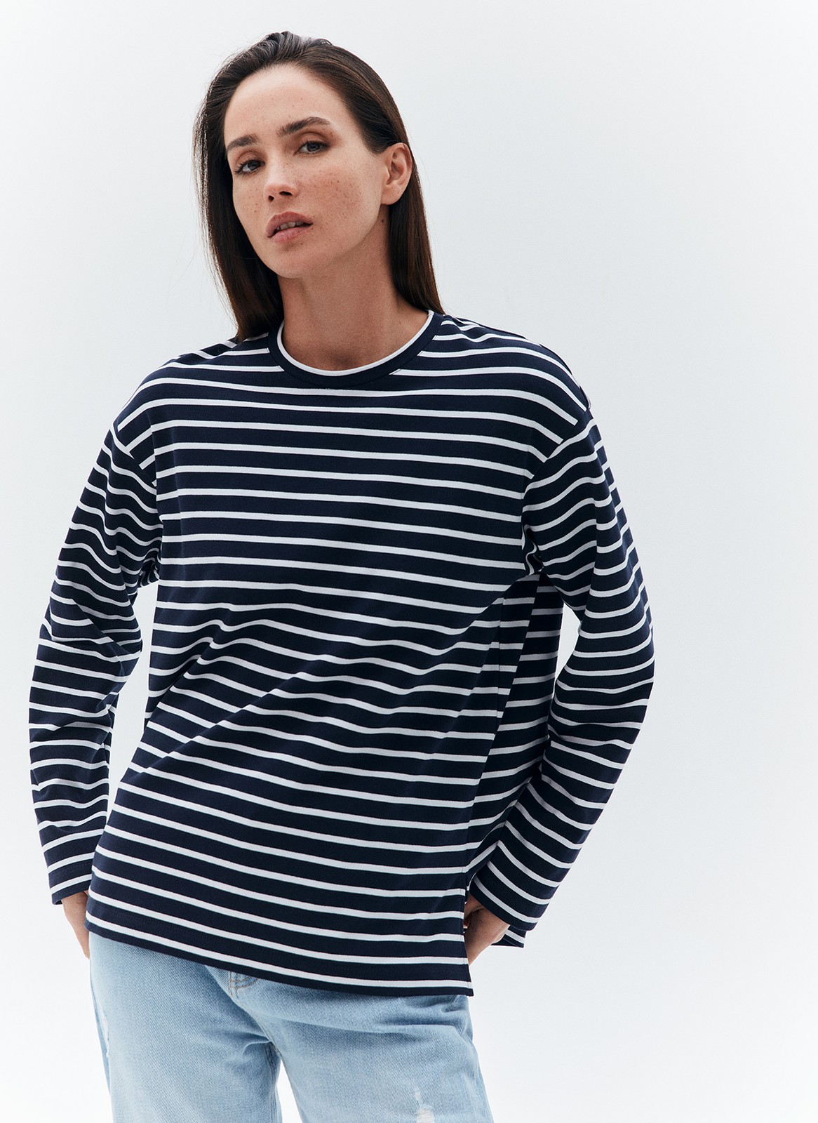 Лонгслив в полоску с разрезом, цвет: Сине-белый Allweneed
Лонгслив свободного кроя из мягкого трикотажного полотна. Актуальный удлинённый рукав и спущенная пройма. Акцентная деталь модели разрезы в боковых швах обеспечивают правильную посадку по бедрам. Благодаря приятной на ощупь ткани и отличному составу в нашей тельняшке вам будет комфортно целый день. Мы советуем носить модель с джинсами и юбками 24/7.