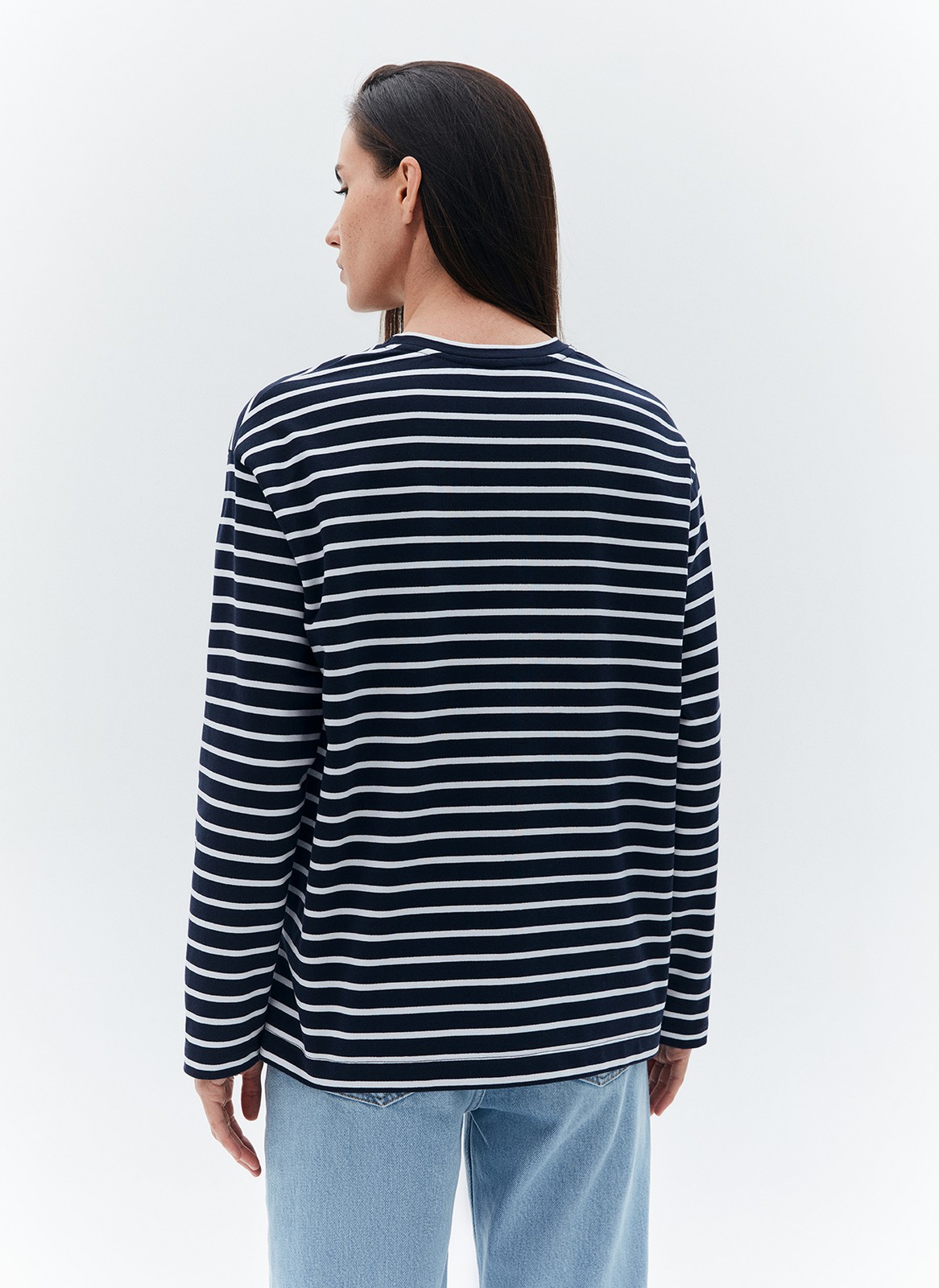 Лонгслив в полоску с разрезом, цвет: Сине-белый Allweneed
Лонгслив свободного кроя из мягкого трикотажного полотна. Актуальный удлинённый рукав и спущенная пройма. Акцентная деталь модели разрезы в боковых швах обеспечивают правильную посадку по бедрам. Благодаря приятной на ощупь ткани и отличному составу в нашей тельняшке вам будет комфортно целый день. Мы советуем носить модель с джинсами и юбками 24/7.